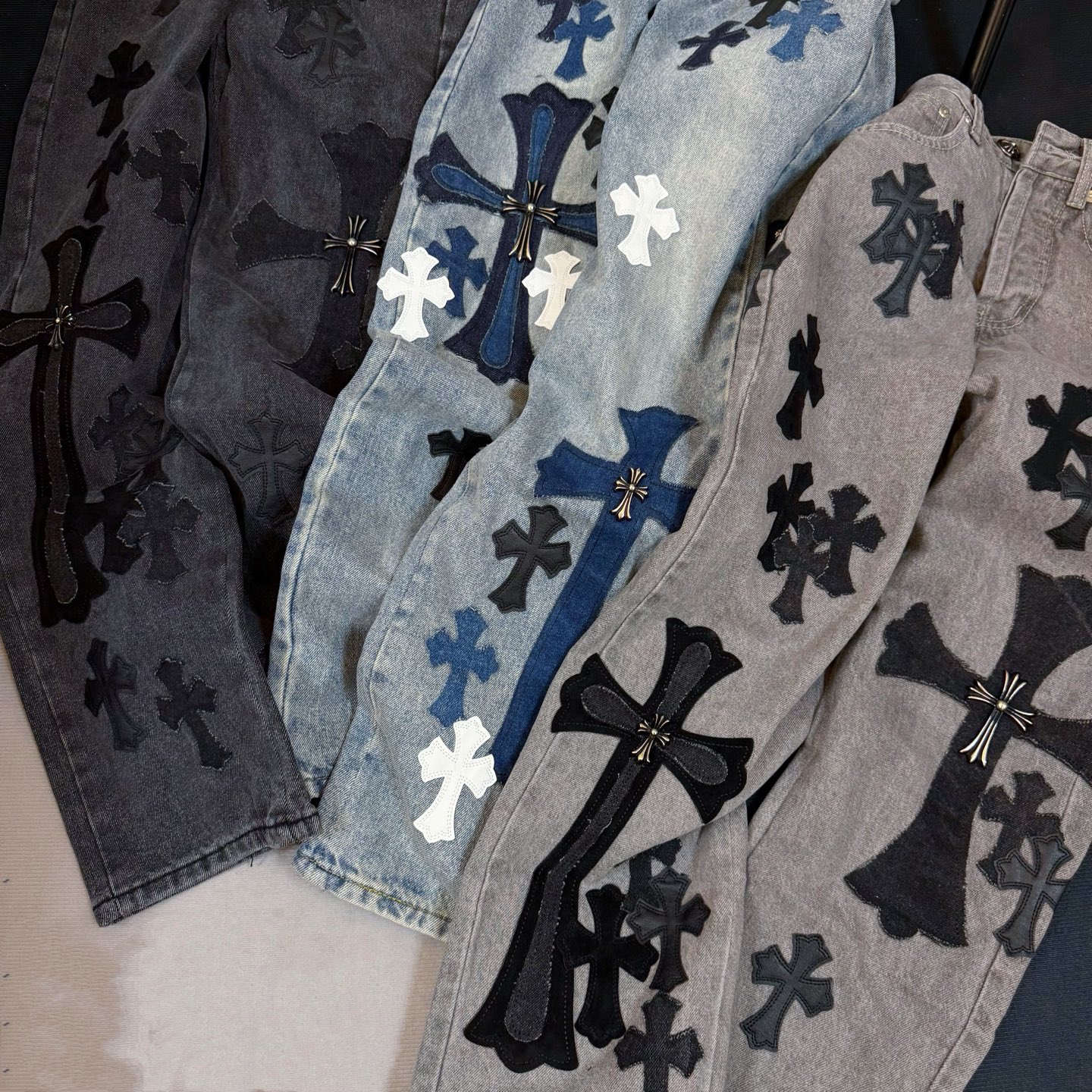 P155款号：D340
Chrome hearts X SexRecords克罗心金属贴皮十字架水洗牛王展会限定牛仔裤

Size：28，30，32，34，36（S-XXL）
Color：水洗蓝

尺码参考：
裤长100 102 104 106
106
腰围72 76 80 84 88 
推荐体重
S（110斤左右）
M（120斤左右）
L（140斤左右）
XL（165左右）
XXL(185左右）