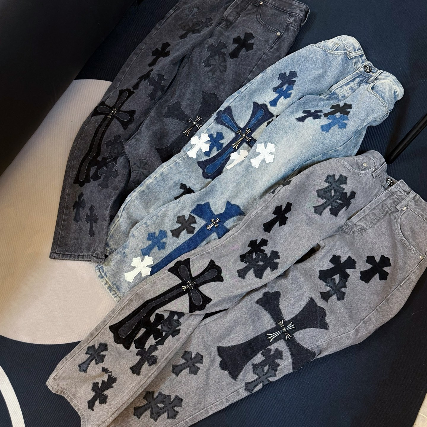 P155款号：D340
Chrome hearts X SexRecords克罗心金属贴皮十字架水洗牛王展会限定牛仔裤

Size：28，30，32，34，36（S-XXL）
Color：水洗蓝

尺码参考：
裤长100 102 104 106
106
腰围72 76 80 84 88 
推荐体重
S（110斤左右）
M（120斤左右）
L（140斤左右）
XL（165左右）
XXL(185左右）