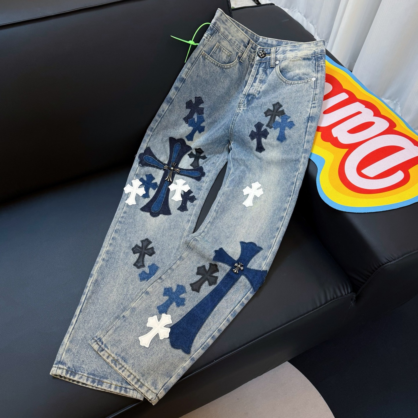 P155款号：D340
Chrome hearts X SexRecords克罗心金属贴皮十字架水洗牛王展会限定牛仔裤

Size：28，30，32，34，36（S-XXL）
Color：水洗蓝

尺码参考：
裤长100 102 104 106
106
腰围72 76 80 84 88 
推荐体重
S（110斤左右）
M（120斤左右）
L（140斤左右）
XL（165左右）
XXL(185左右）