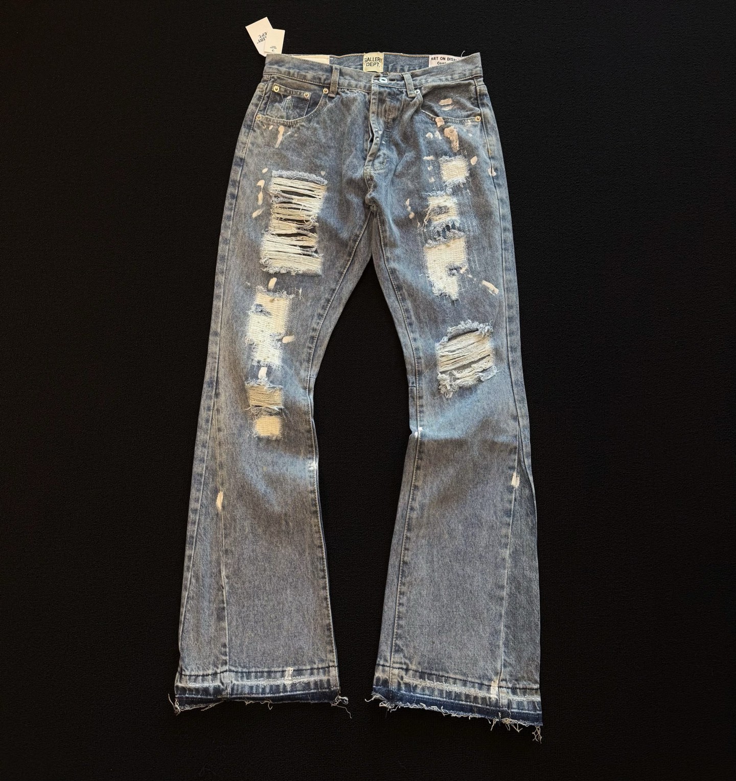 款号:D354 GALLERY DEPT & Chrome hearts 克罗心联名 拼接水洗喇叭破洞牛仔裤 立体版型 宽松舒适不挑身材 大厂精工 原厂品控 男女同款 可做情侣搭配 百搭推荐 四季必备牛仔 工艺上采用重工水洗纯棉牛仔面料 水洗之后 柔软厚实 穿在身上十分有型 (S-XXL) Color:拼接 尺码参考# 28裤长100腰围72 30裤长102腰围76 32裤长104腰围80 34裤长106腰围84 36裤长108腰围88