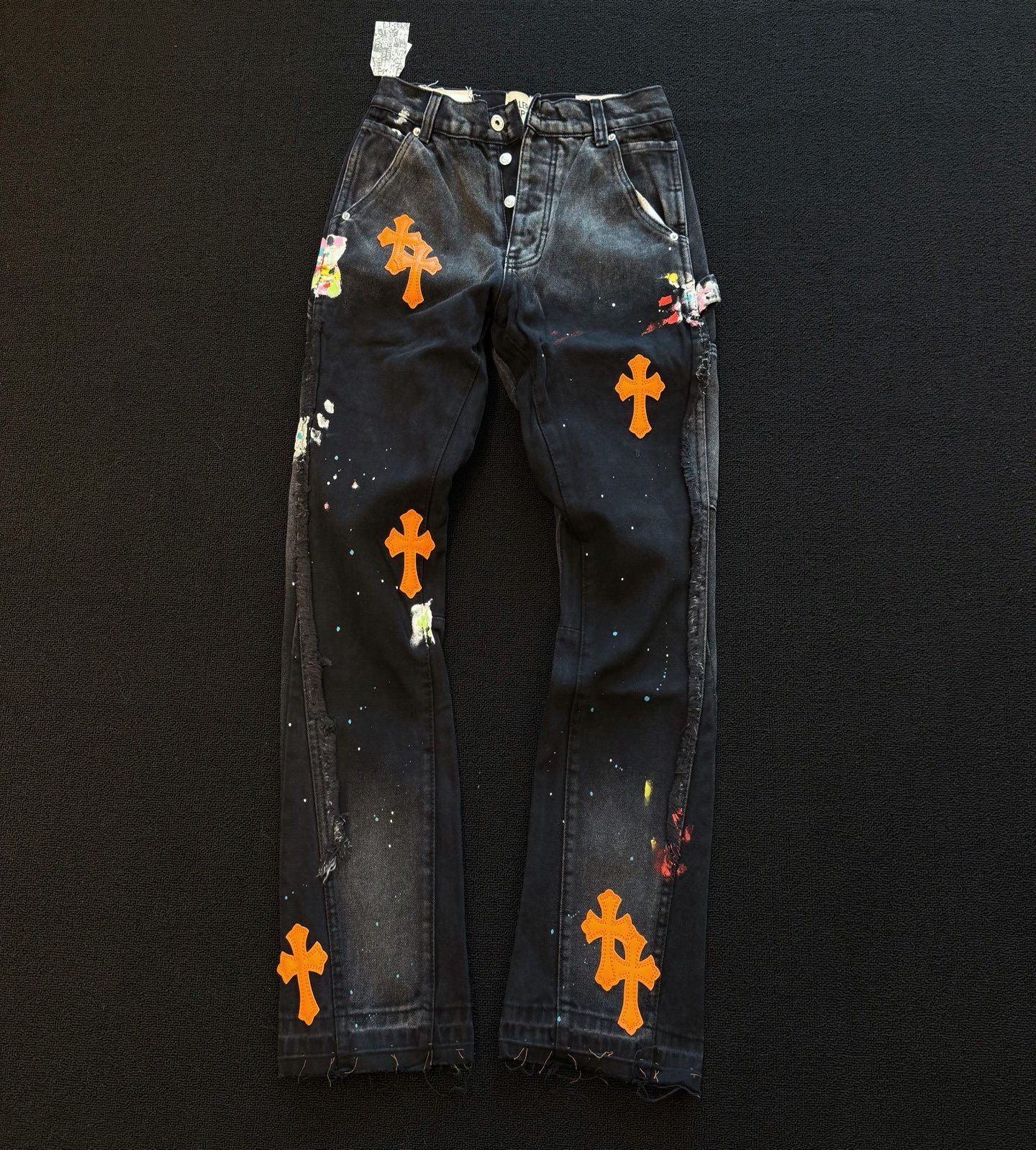 款号:D355 GALLERY DEPT & Chrome hearts 克罗心联名 拼接十字架喇叭做旧破洞牛仔裤 立体版型 宽松舒适不挑身材 大厂精工 原厂品控 男女同款 可做情侣搭配 百搭推荐 四季必备牛仔 工艺上采用重工水洗纯棉牛仔面料 水洗之后 柔软厚实 穿在身上十分有型 (S-XXL) Color:拼接 尺码参考# 28裤长100腰围72 30裤长102腰围76 32裤长104腰围80 34裤长106腰围84 36裤长108腰围88
