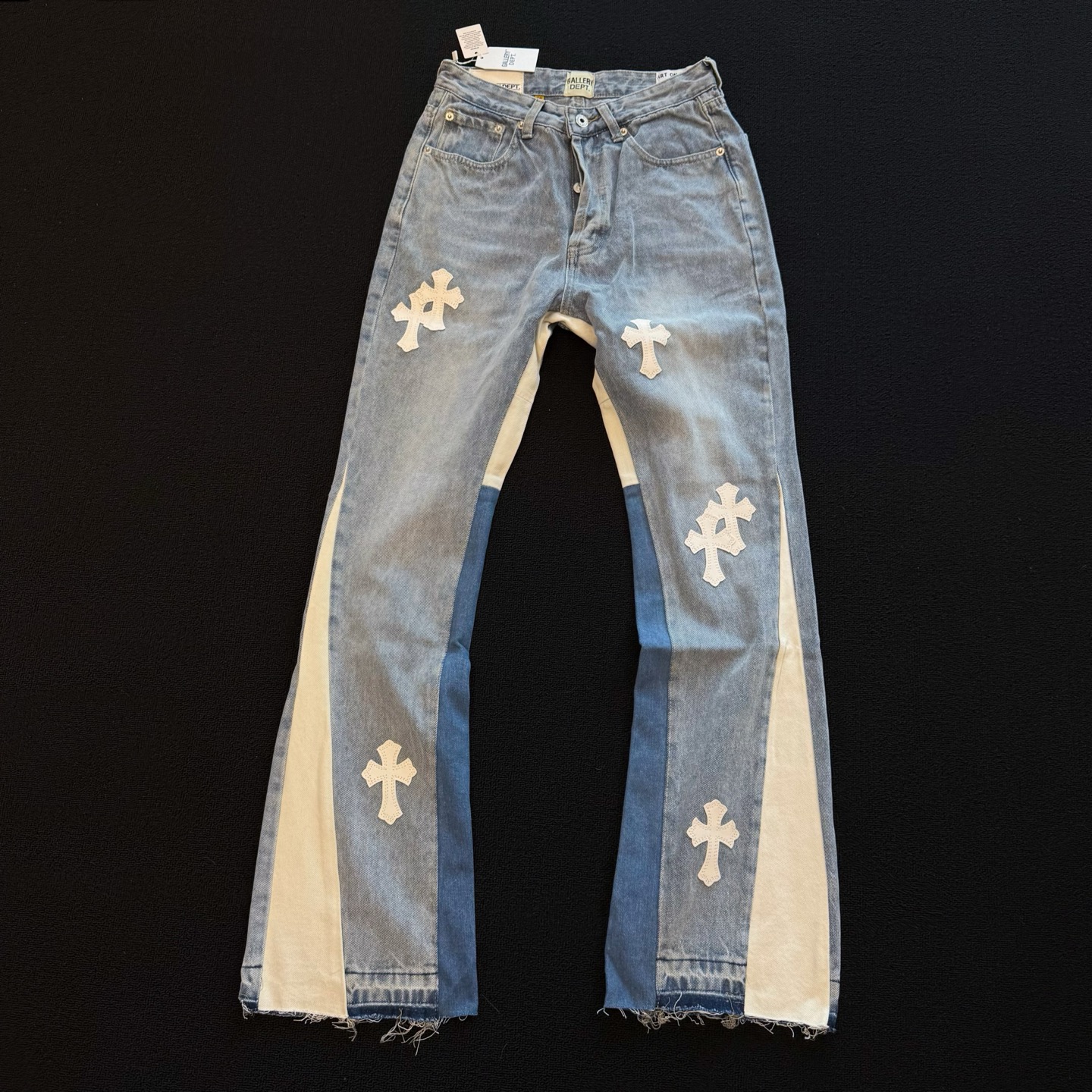 款号:D356 GALLERY DEPT & Chrome hearts 克罗心联名 水洗蓝拼接十字架牛仔裤 立体版型 宽松舒适不挑身材 大厂精工 原厂品控 男女同款 可做情侣搭配 百搭推荐 四季必备牛仔 工艺上采用重工水洗纯棉牛仔面料 水洗之后 柔软厚实 穿在身上十分有型 (S-XXL) Color:拼接 尺码参考# 28裤长100腰围72 30裤长102腰围76 32裤长104腰围80 34裤长106腰围84 36裤长108腰围88