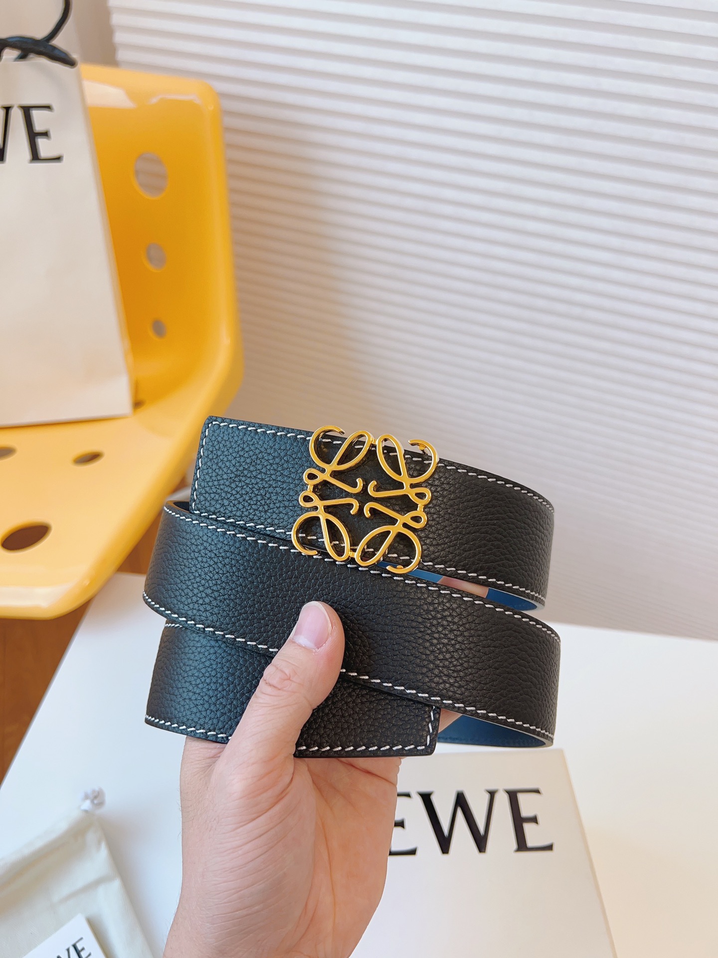 “Loewe: Practical and Unique Fashion by Protégé Loi Wei with 40mm Width Belt” - 图片 1