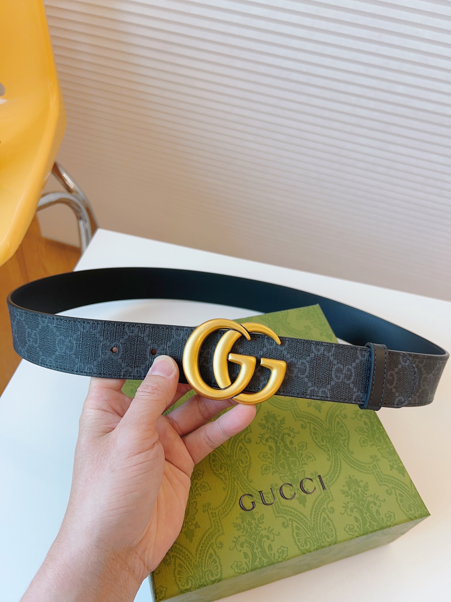 GUCCI这款双面皮革腰带巧妙融合GGSupreme帆布与黑色皮革材质演绎历久弥新的实用设计理念富有辨识