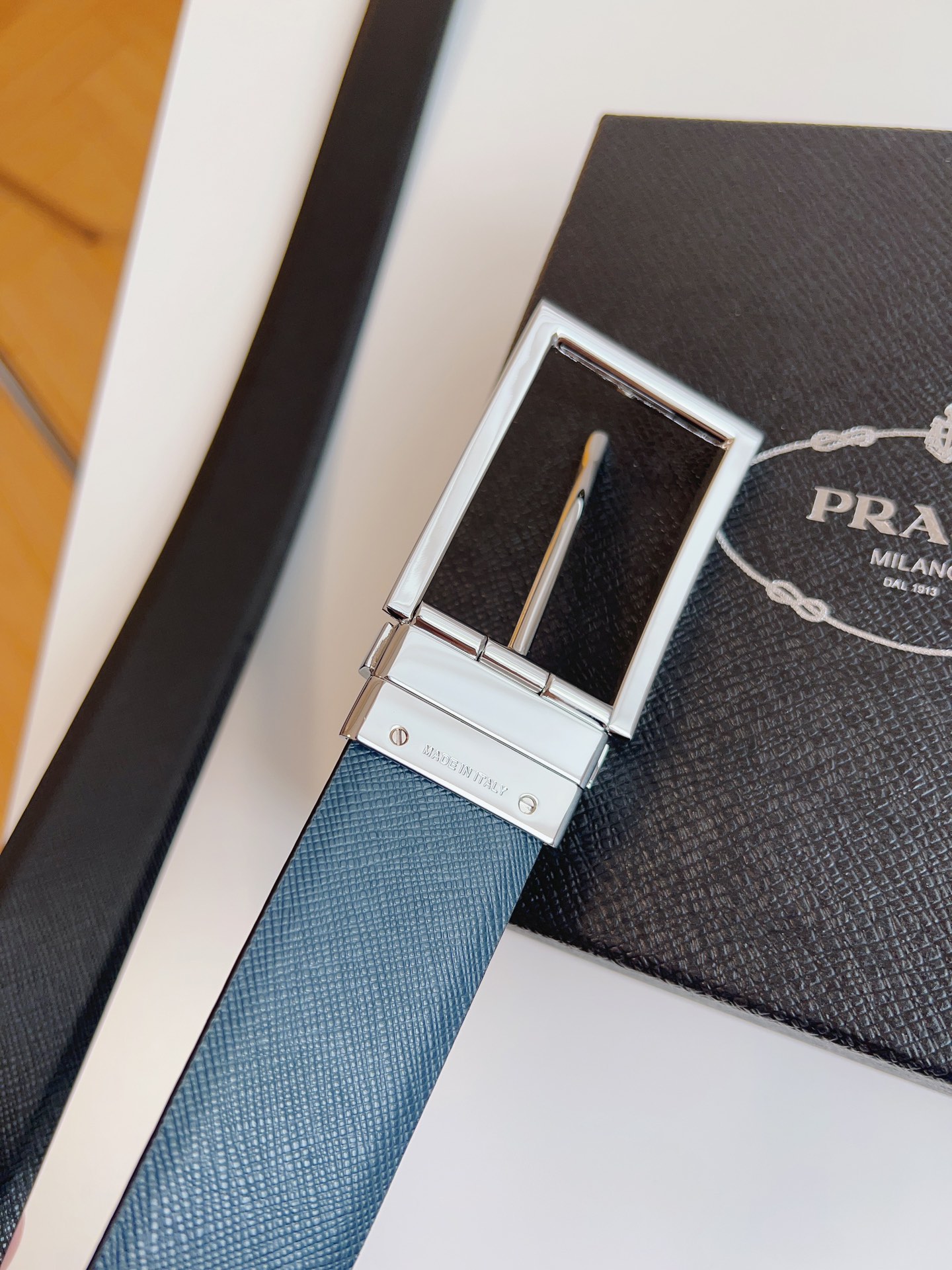  普拉达（PRADA）是意大利奢侈品牌，独特的设计结合了流行简约与优雅的气质，完美地衬托出Prada优秀