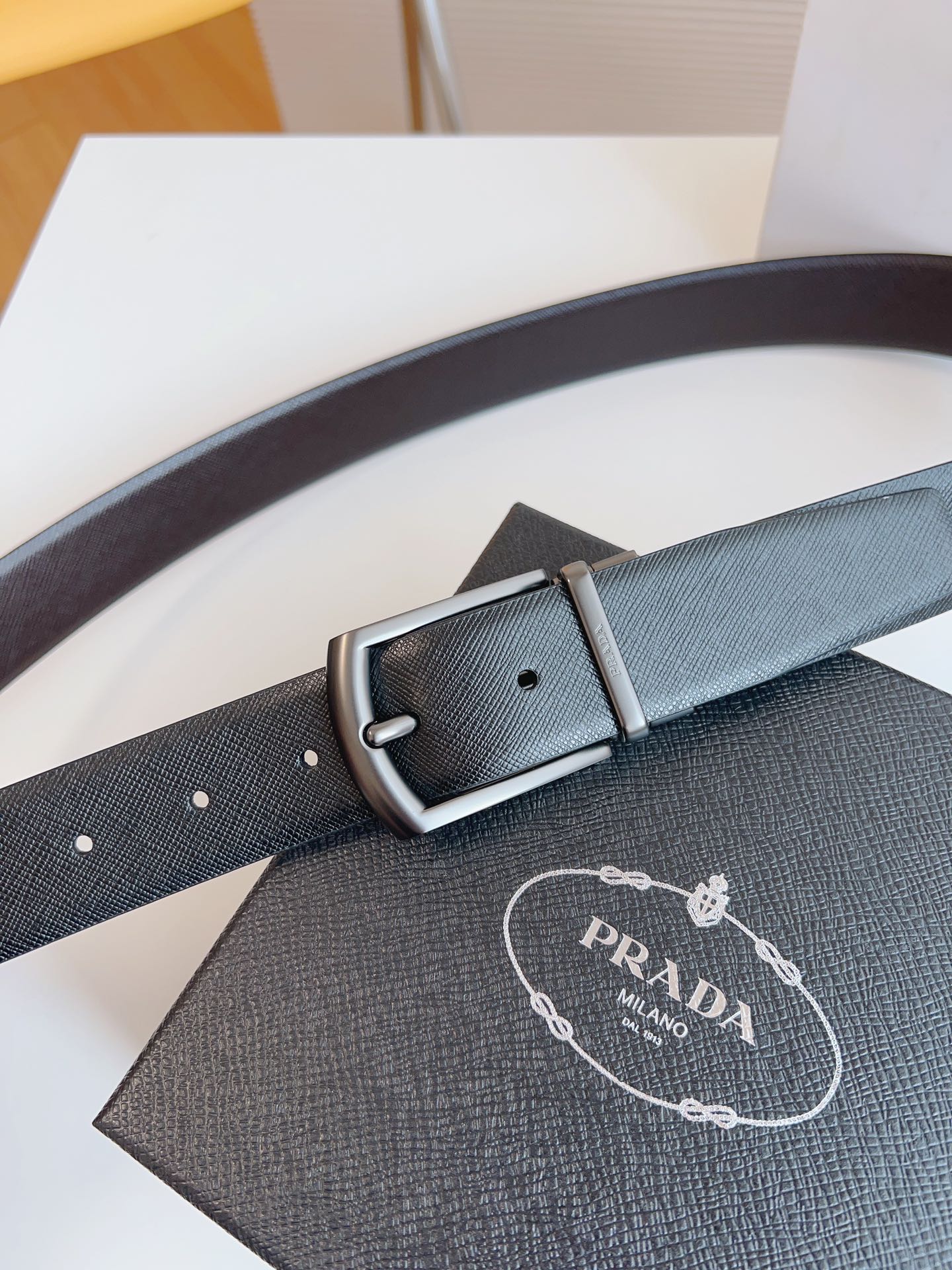  普拉达（PRADA）是意大利奢侈品牌，独特的设计结合了流行简约与优雅的气质，完美地衬托出Prada优秀