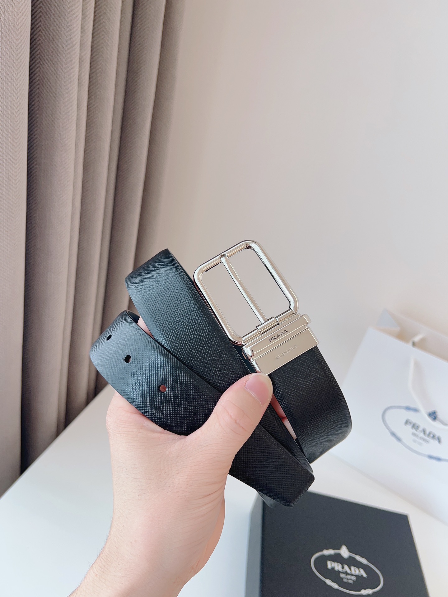 NO:138654,Prada is an Italian luxury brand. Its unique design combines popular simplicity and elegant temperament, perfectly setting off Prada's excellent products. The style is unique!  It is perfect for business and casual people who like to be low-key and not exaggerated. A high-quality belt is a plus for outfits. Width 35mm, belt, prada, prada19860909普拉达（PRADA）是意大利奢侈品牌,独特的设计结合了流行简约与优雅的气质,完美地衬托出Prada优秀的产品.风格独树一帜！对于喜欢低调不浮夸的商务休闲人士再适合不过了,一条优质皮带是穿搭中的加分项.宽度35mm,皮带,prada,prada,Belt