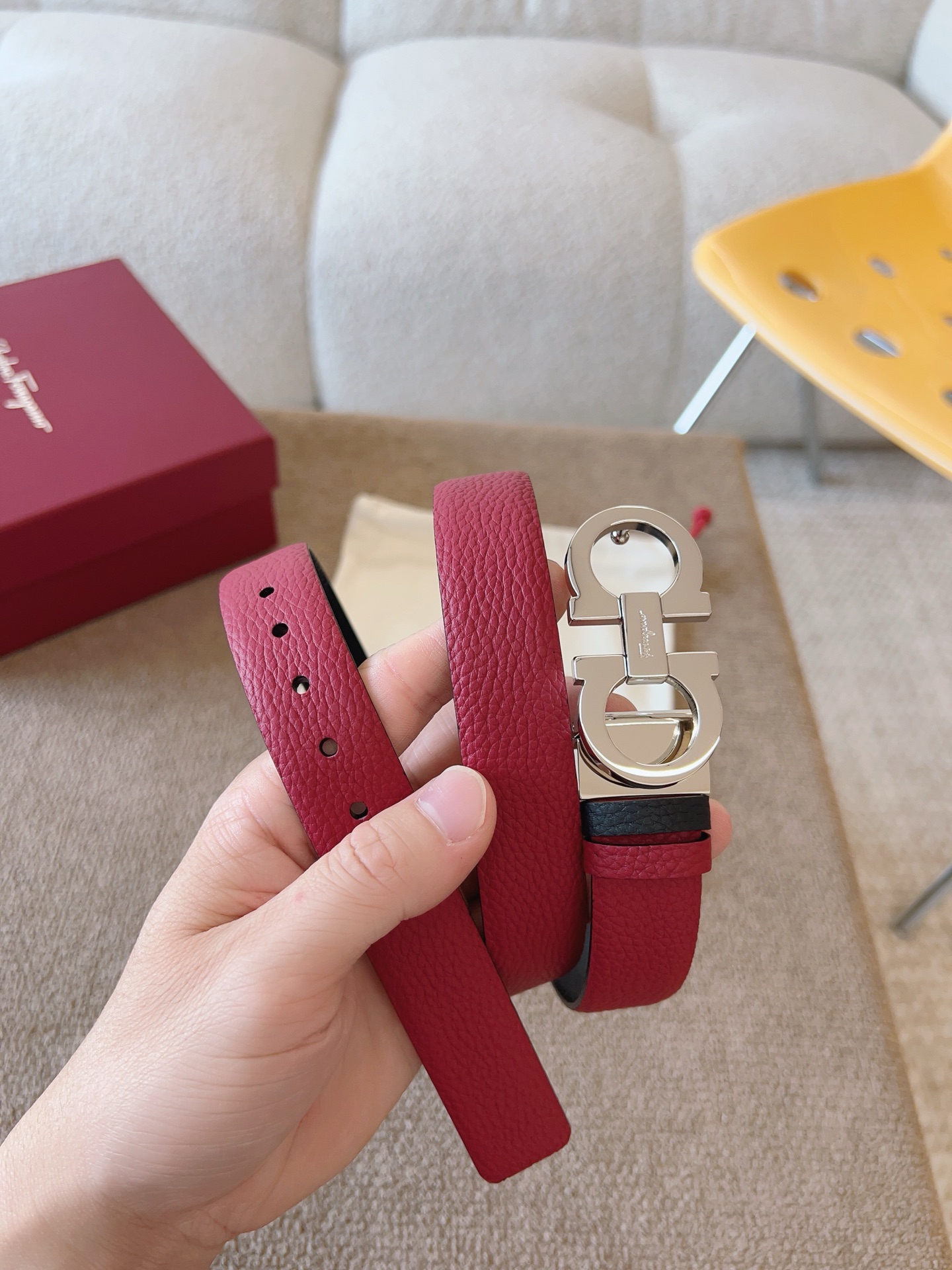 Ferragamo 代购级 菲拉格慕 宽度2 5cm皮带采用头层牛皮革材质 灵活百搭 尽显女性柔美 纤细带身搭配 的Gancini扣饰开合 双面可用 长度可调至合适腰围