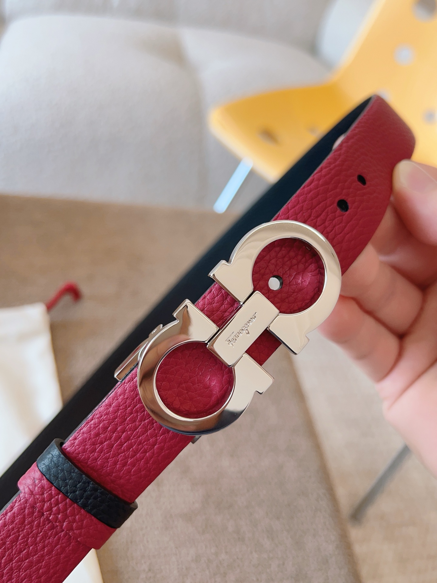 Ferragamo 代购级 菲拉格慕 宽度2 5cm皮带采用头层牛皮革材质 灵活百搭 尽显女性柔美 纤细带身搭配 的Gancini扣饰开合 双面可用 长度可调至合适腰围