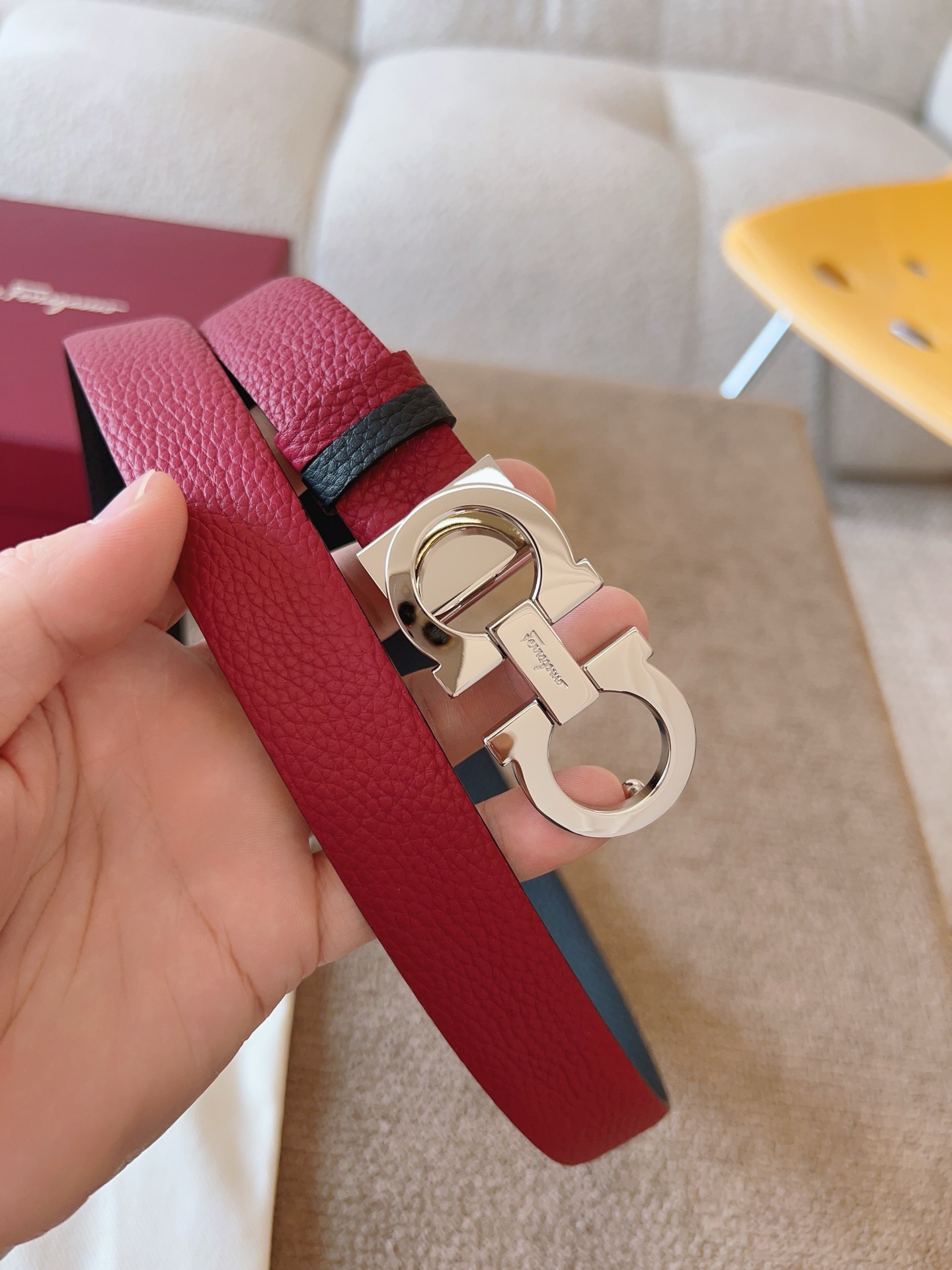 Ferragamo 代购级 菲拉格慕 宽度2 5cm皮带采用头层牛皮革材质 灵活百搭 尽显女性柔美 纤细带身搭配 的Gancini扣饰开合 双面可用 长度可调至合适腰围