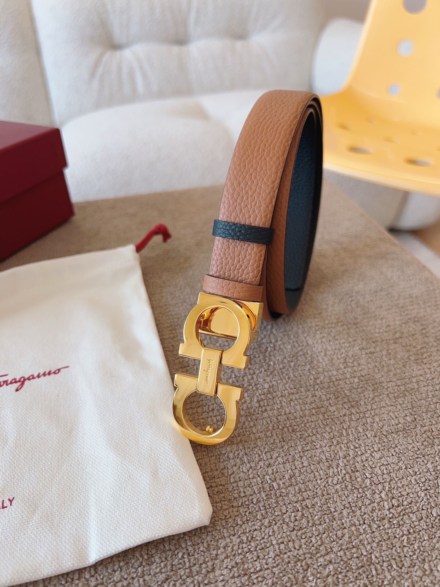 Ferragamo 代购级 菲拉格慕 宽度2 5cm皮带采用头层牛皮革材质 灵活百搭 尽显女性柔美 纤细带身搭配 的Gancini扣饰开合 双面可用 长度可调至合适腰围