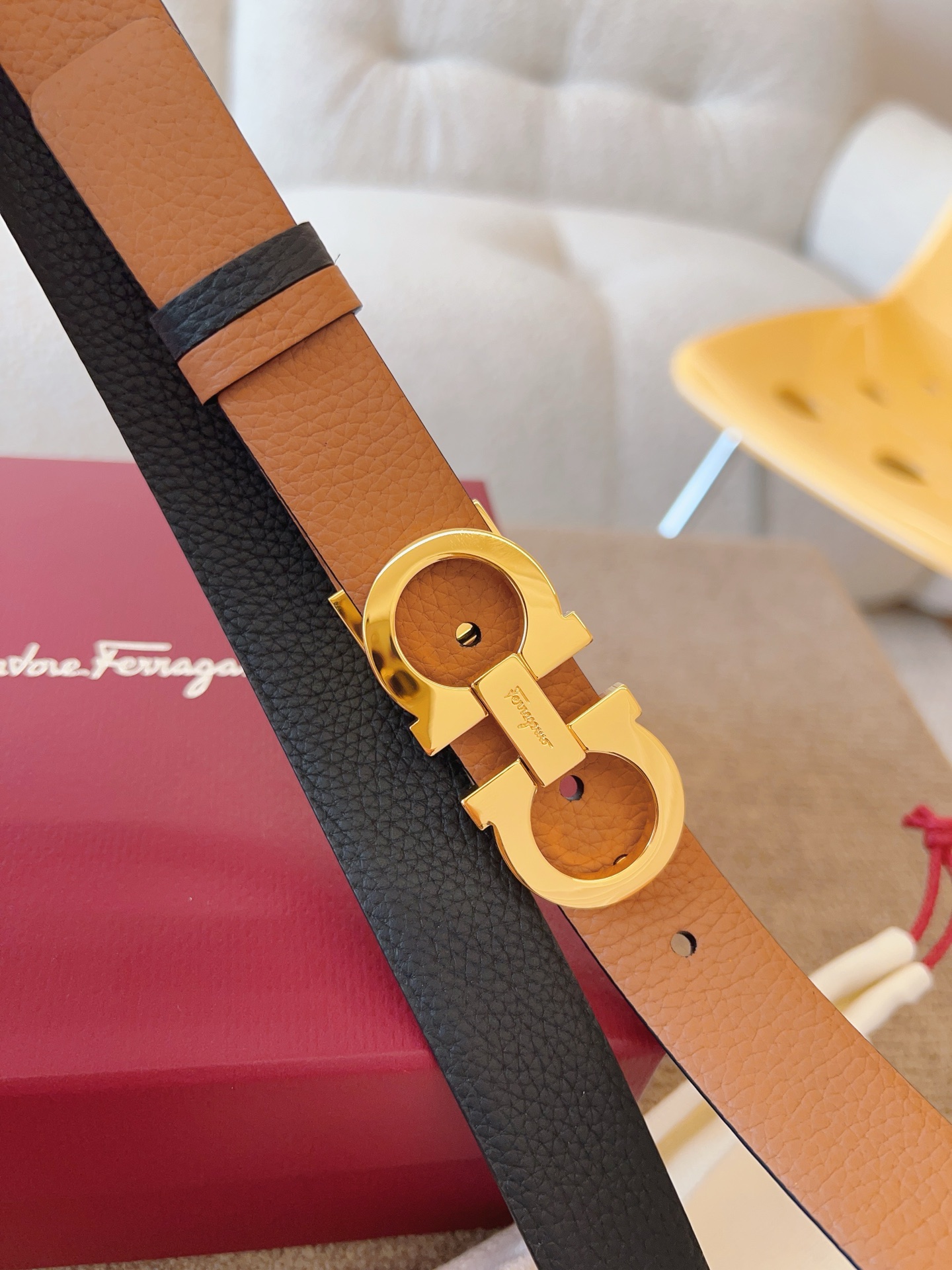 Ferragamo 代购级 菲拉格慕 宽度2 5cm皮带采用头层牛皮革材质 灵活百搭 尽显女性柔美 纤细带身搭配 的Gancini扣饰开合 双面可用 长度可调至合适腰围