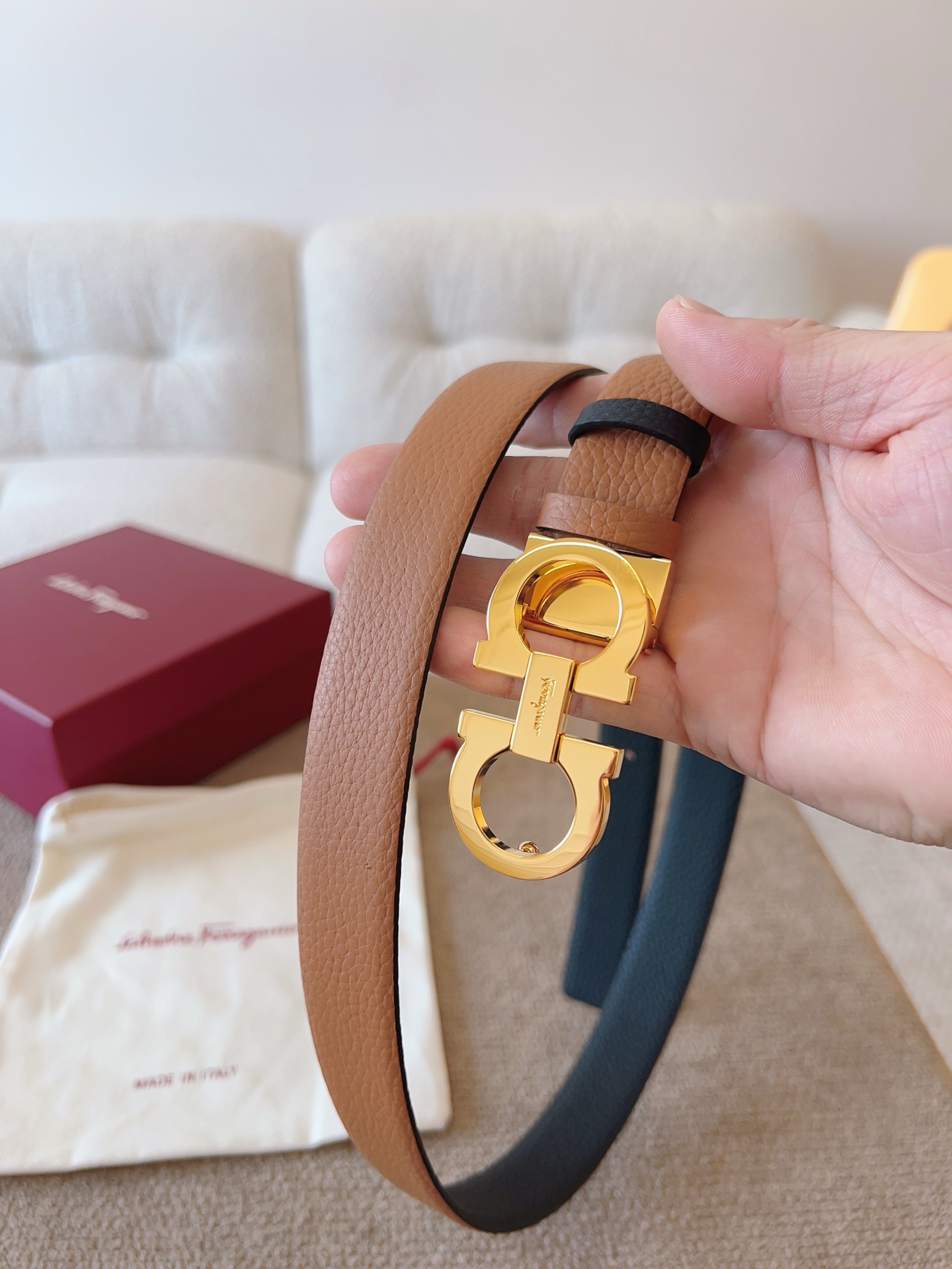 Ferragamo 代购级 菲拉格慕 宽度2 5cm皮带采用头层牛皮革材质 灵活百搭 尽显女性柔美 纤细带身搭配 的Gancini扣饰开合 双面可用 长度可调至合适腰围