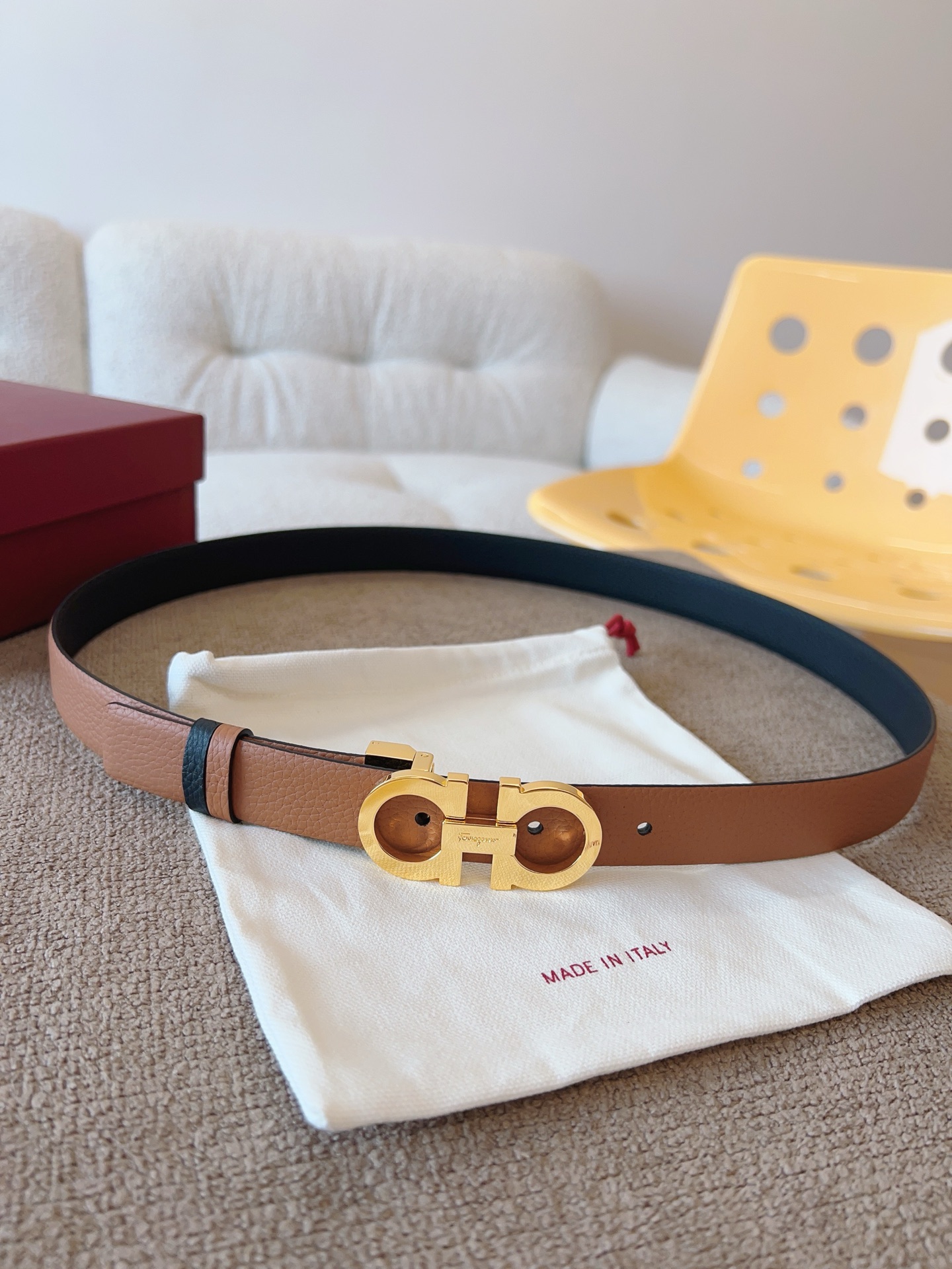 Ferragamo 代购级 菲拉格慕 宽度2 5cm皮带采用头层牛皮革材质 灵活百搭 尽显女性柔美 纤细带身搭配 的Gancini扣饰开合 双面可用 长度可调至合适腰围