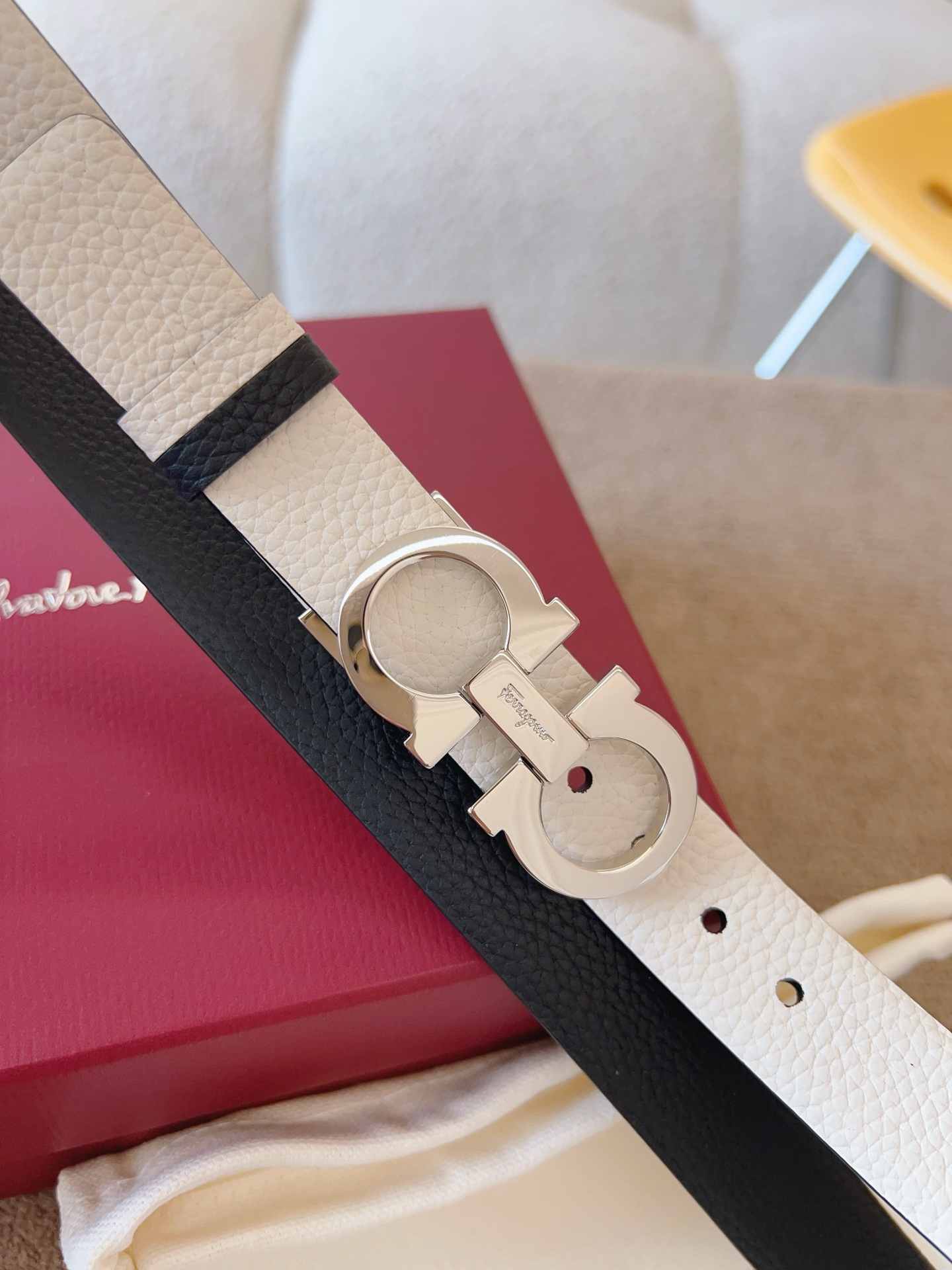 Ferragamo 代购级 菲拉格慕 宽度2 5cm皮带采用头层牛皮革材质 灵活百搭 尽显女性柔美 纤细带身搭配 的Gancini扣饰开合 双面可用 长度可调至合适腰围