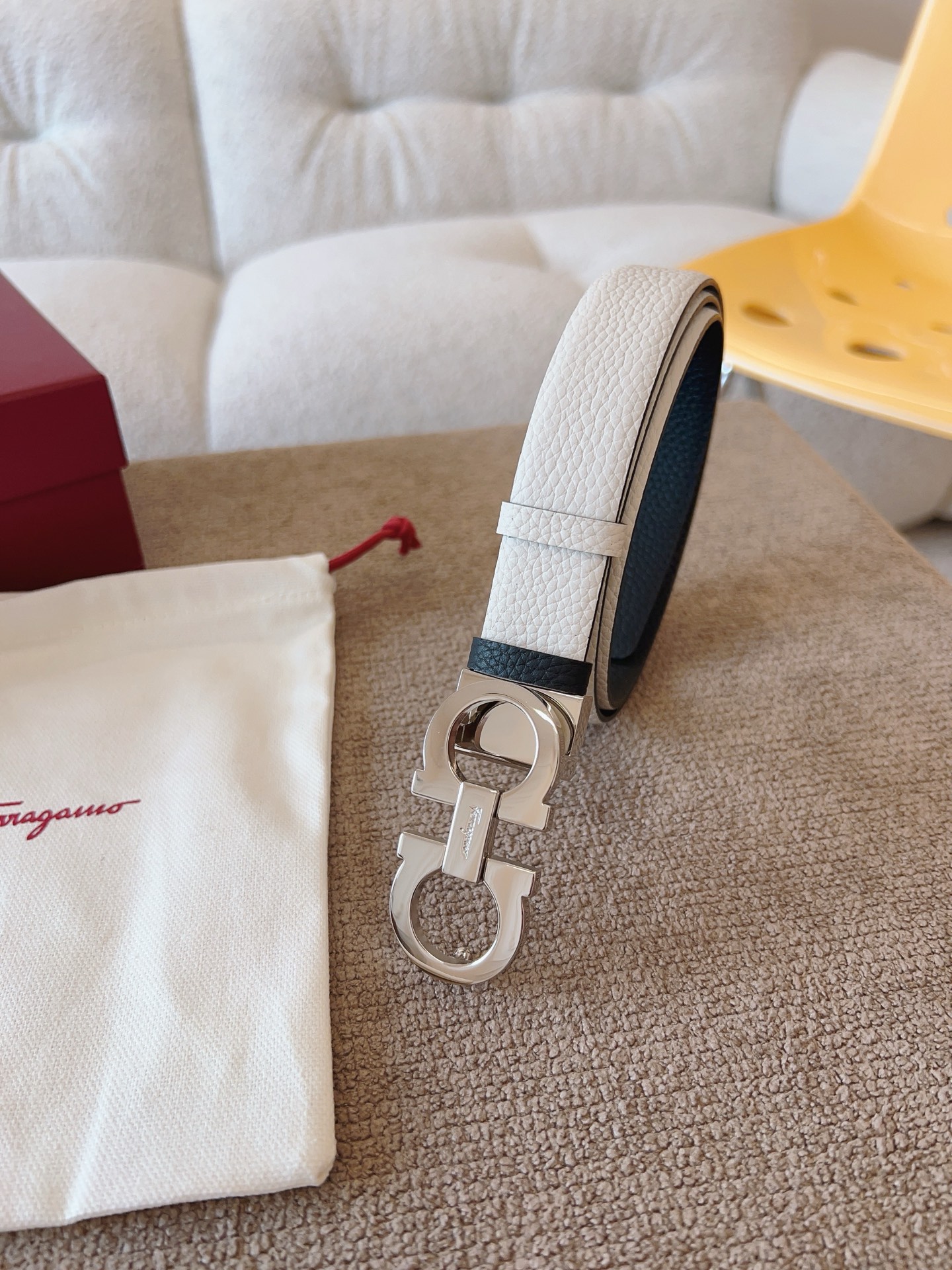 Ferragamo 代购级 菲拉格慕 宽度2 5cm皮带采用头层牛皮革材质 灵活百搭 尽显女性柔美 纤细带身搭配 的Gancini扣饰开合 双面可用 长度可调至合适腰围