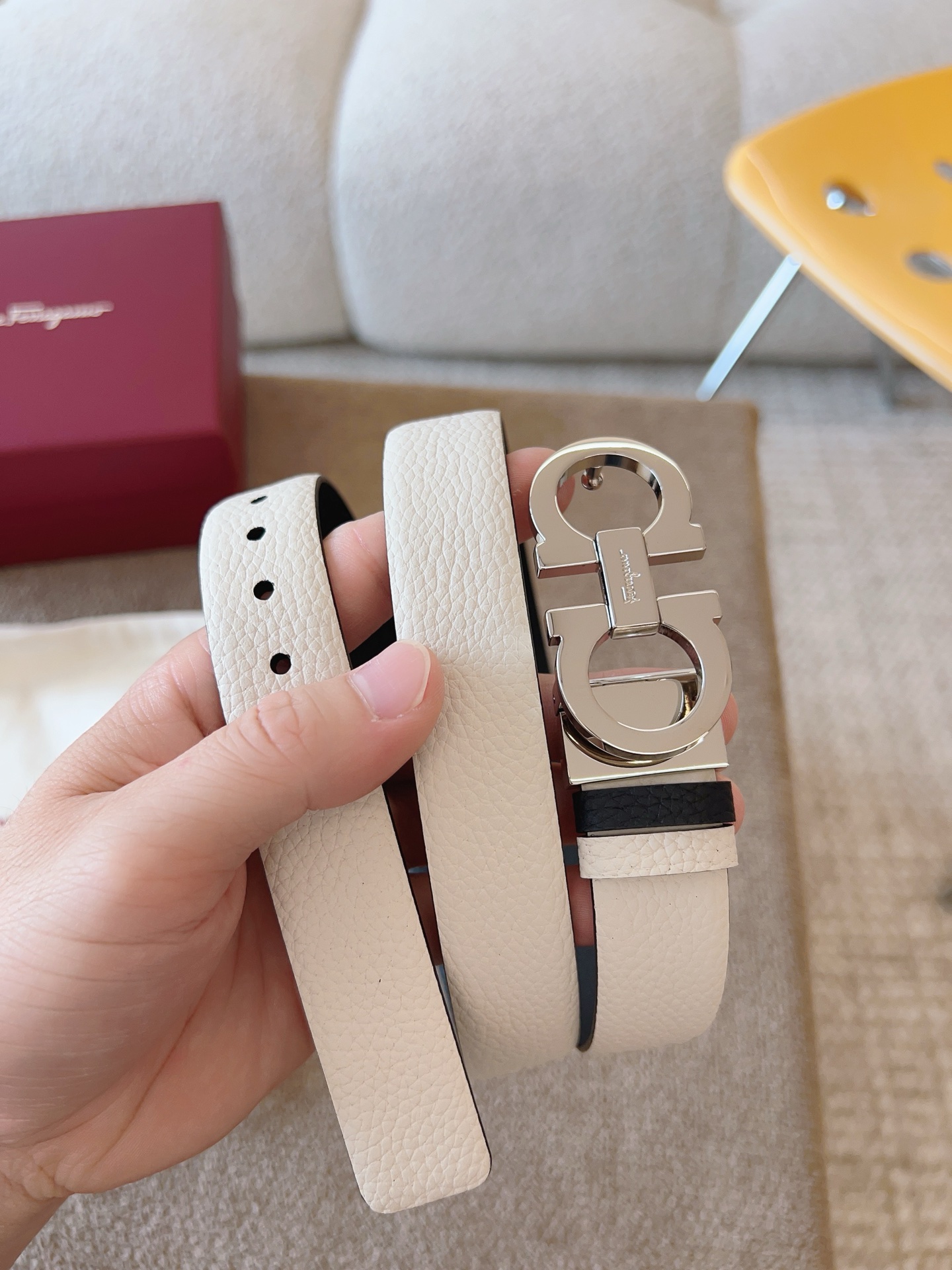 Ferragamo 代购级 菲拉格慕 宽度2 5cm皮带采用头层牛皮革材质 灵活百搭 尽显女性柔美 纤细带身搭配 的Gancini扣饰开合 双面可用 长度可调至合适腰围