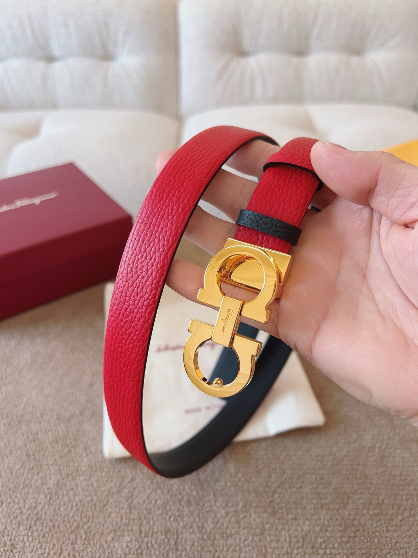 Ferragamo 代购级 菲拉格慕 宽度2 5cm皮带采用头层牛皮革材质 灵活百搭 尽显女性柔美 纤细带身搭配 的Gancini扣饰开合 双面可用 长度可调至合适腰围