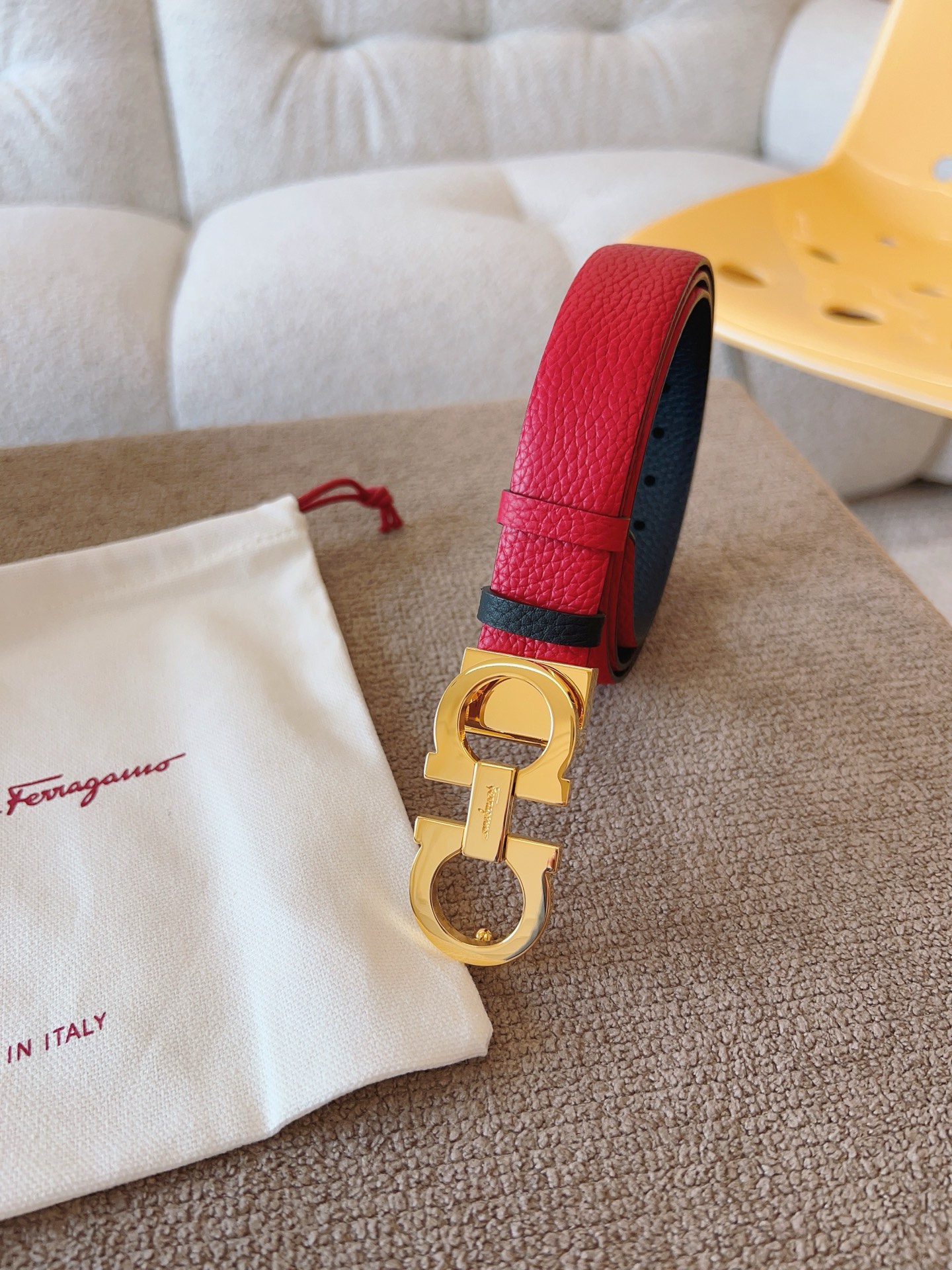 Ferragamo 代购级 菲拉格慕 宽度2 5cm皮带采用头层牛皮革材质 灵活百搭 尽显女性柔美 纤细带身搭配 的Gancini扣饰开合 双面可用 长度可调至合适腰围