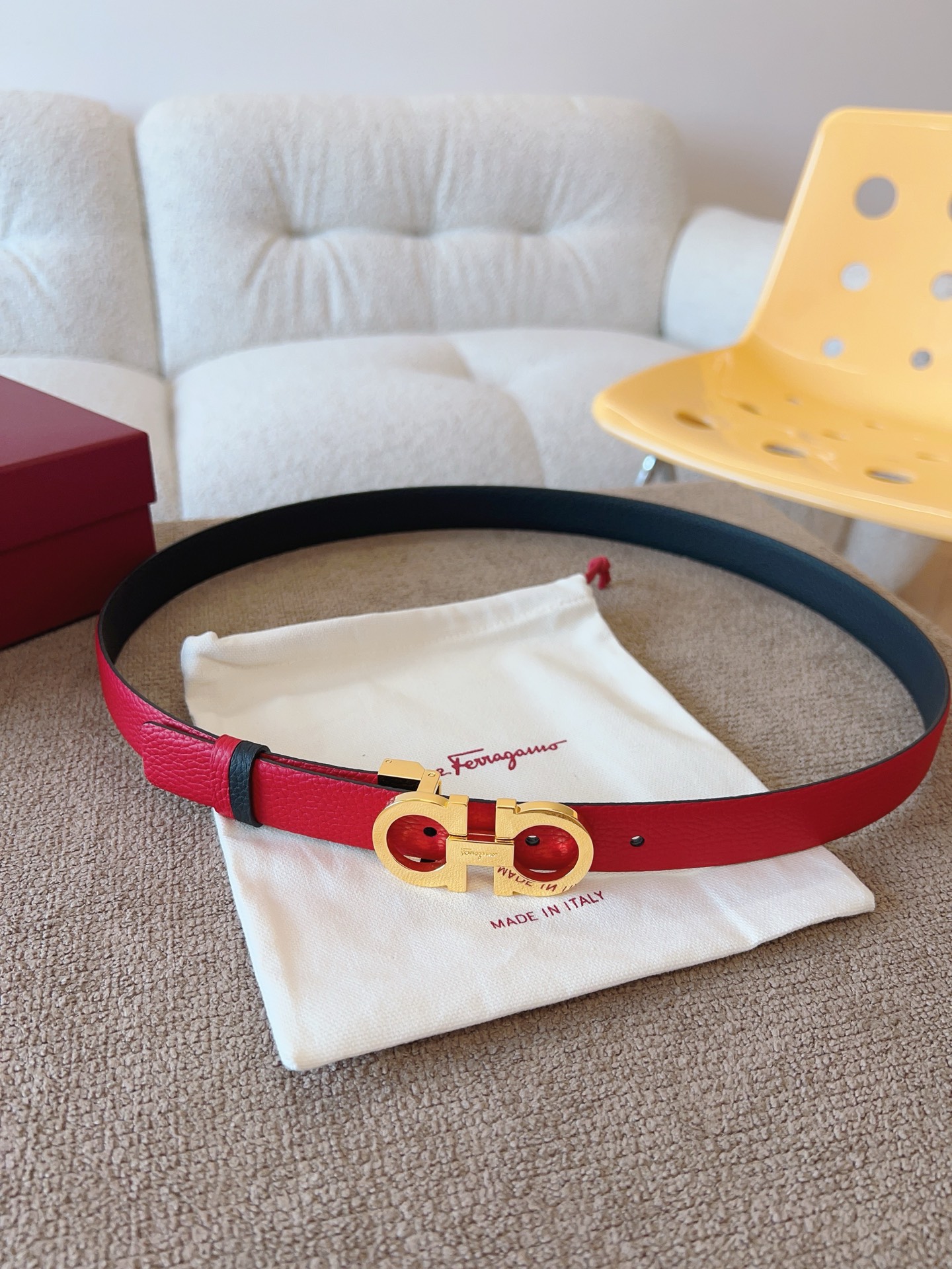 Ferragamo 代购级 菲拉格慕 宽度2 5cm皮带采用头层牛皮革材质 灵活百搭 尽显女性柔美 纤细带身搭配 的Gancini扣饰开合 双面可用 长度可调至合适腰围