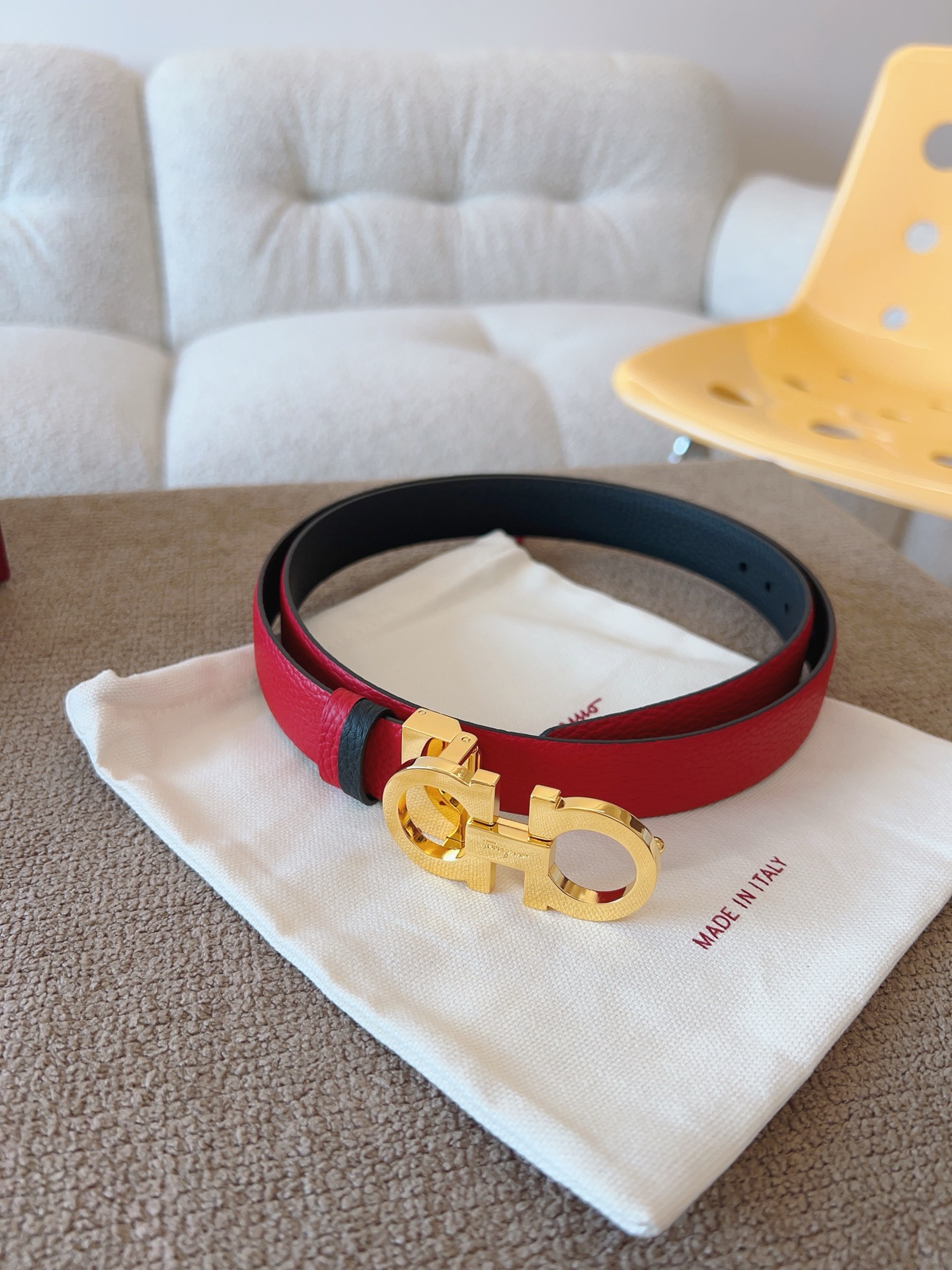 Ferragamo 代购级 菲拉格慕 宽度2 5cm皮带采用头层牛皮革材质 灵活百搭 尽显女性柔美 纤细带身搭配 的Gancini扣饰开合 双面可用 长度可调至合适腰围