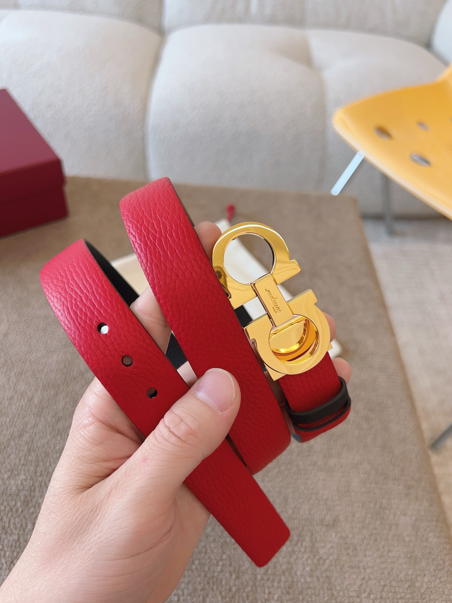 Ferragamo 代购级 菲拉格慕 宽度2 5cm皮带采用头层牛皮革材质 灵活百搭 尽显女性柔美 纤细带身搭配 的Gancini扣饰开合 双面可用 长度可调至合适腰围