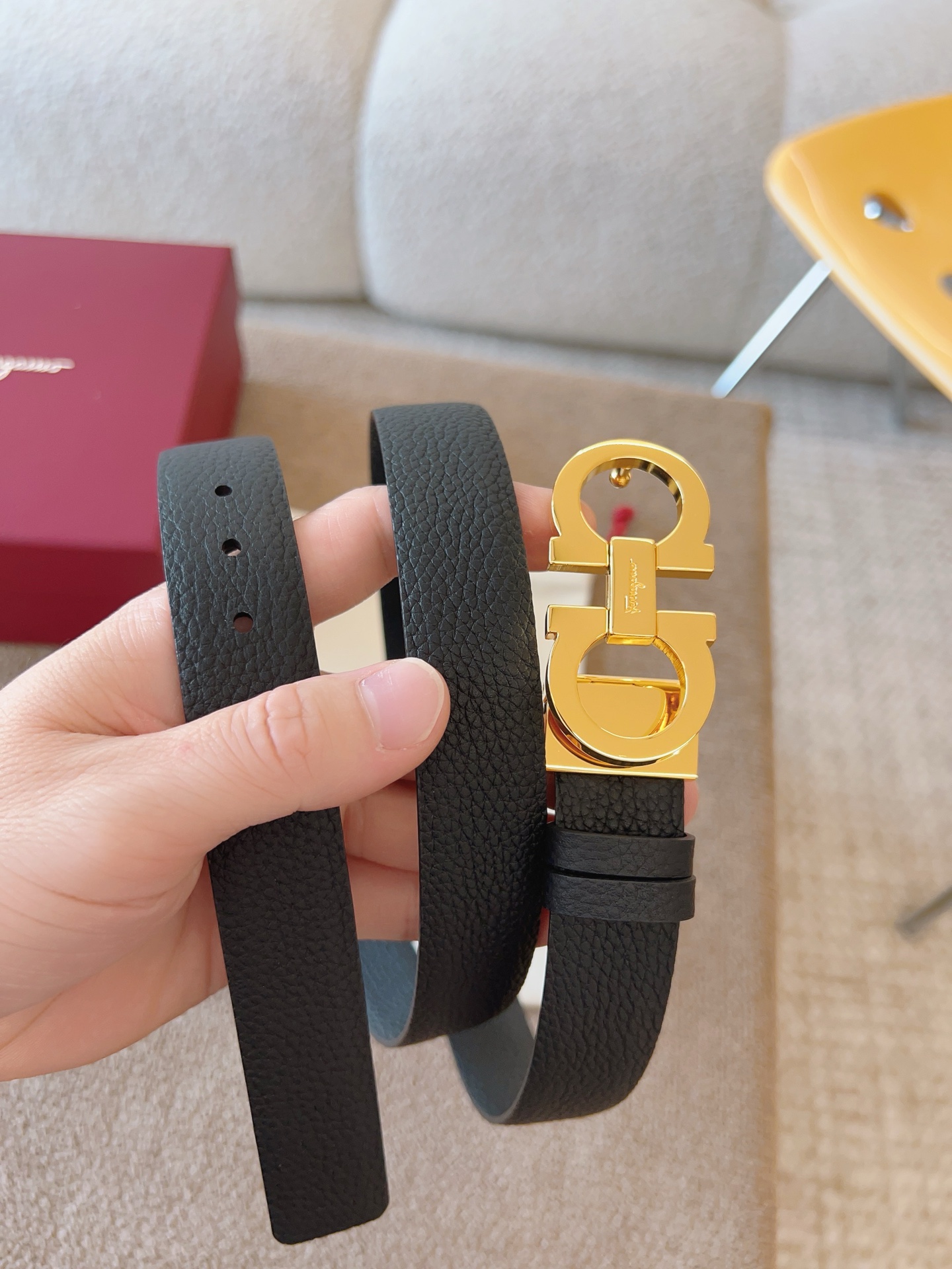 Ferragamo 代购级 菲拉格慕 宽度2 5cm皮带采用头层牛皮革材质 灵活百搭 尽显女性柔美 纤细带身搭配 的Gancini扣饰开合 双面可用 长度可调至合适腰围