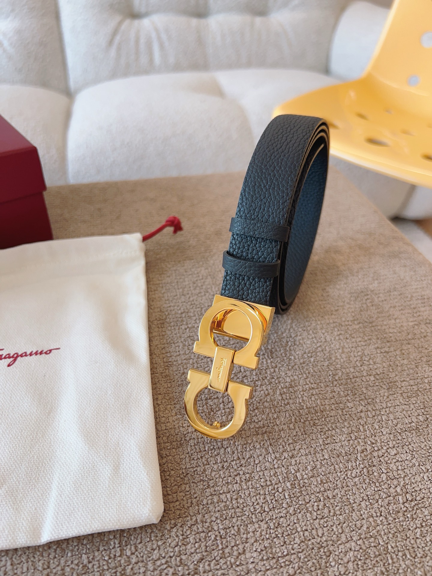 Ferragamo 代购级 菲拉格慕 宽度2 5cm皮带采用头层牛皮革材质 灵活百搭 尽显女性柔美 纤细带身搭配 的Gancini扣饰开合 双面可用 长度可调至合适腰围