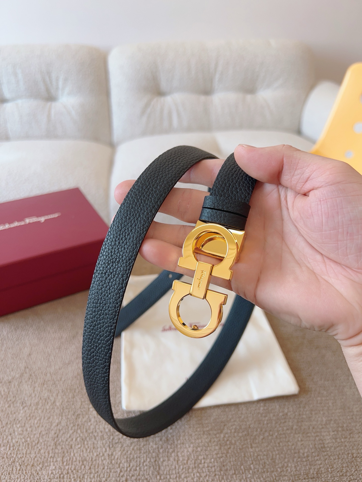 Ferragamo 代购级 菲拉格慕 宽度2 5cm皮带采用头层牛皮革材质 灵活百搭 尽显女性柔美 纤细带身搭配 的Gancini扣饰开合 双面可用 长度可调至合适腰围