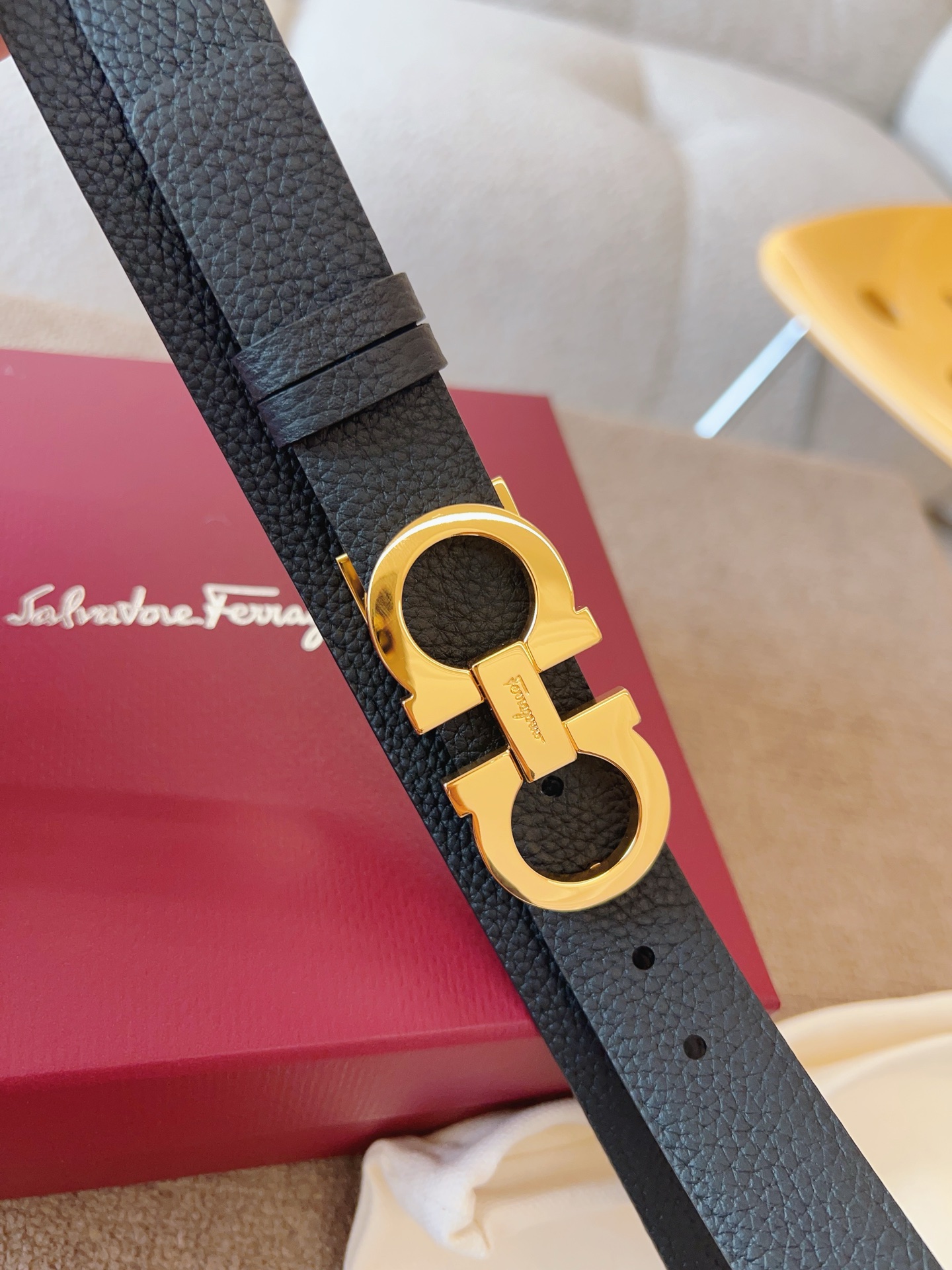 Ferragamo 代购级 菲拉格慕 宽度2 5cm皮带采用头层牛皮革材质 灵活百搭 尽显女性柔美 纤细带身搭配 的Gancini扣饰开合 双面可用 长度可调至合适腰围