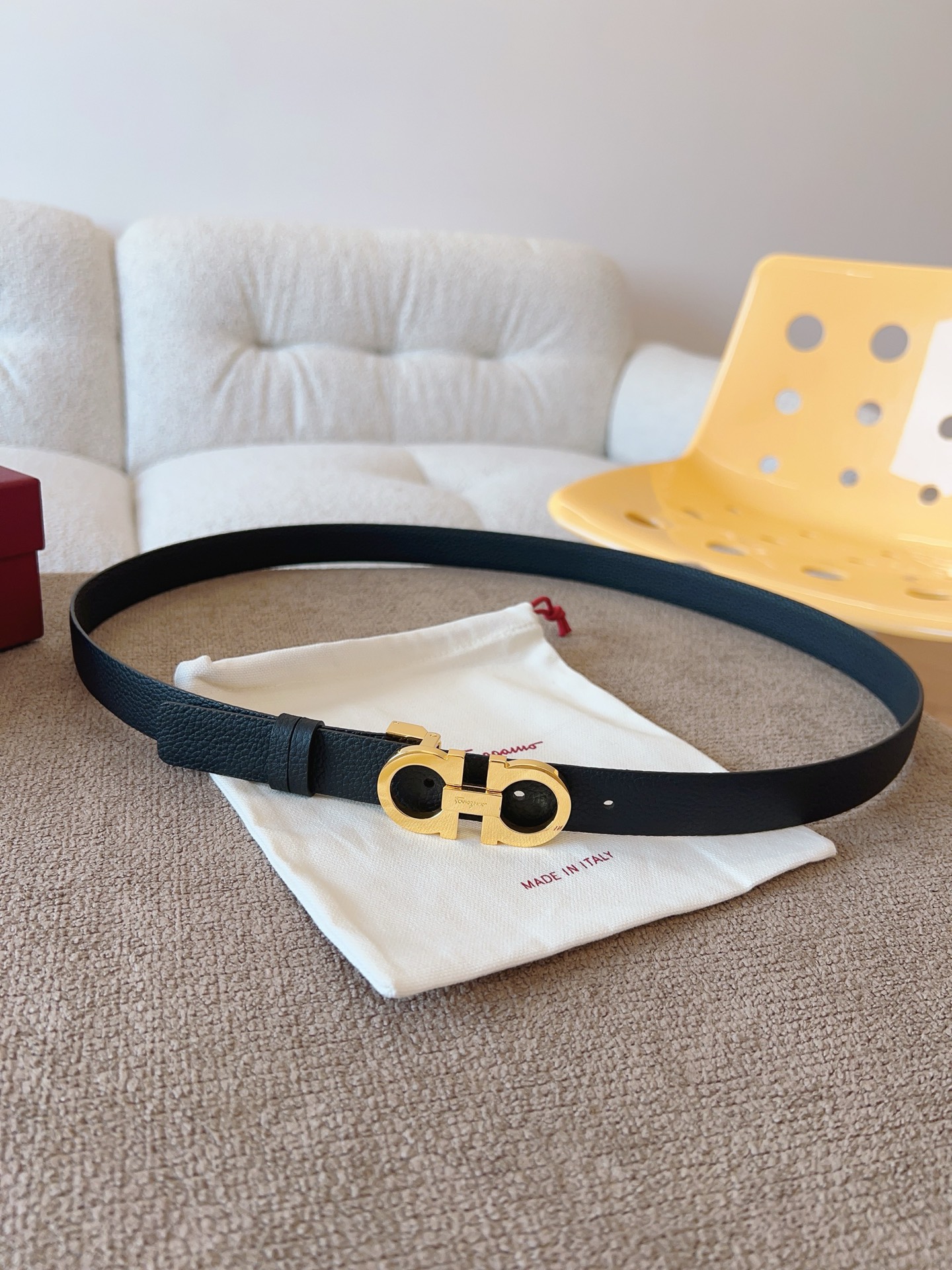 Ferragamo 代购级 菲拉格慕 宽度2 5cm皮带采用头层牛皮革材质 灵活百搭 尽显女性柔美 纤细带身搭配 的Gancini扣饰开合 双面可用 长度可调至合适腰围