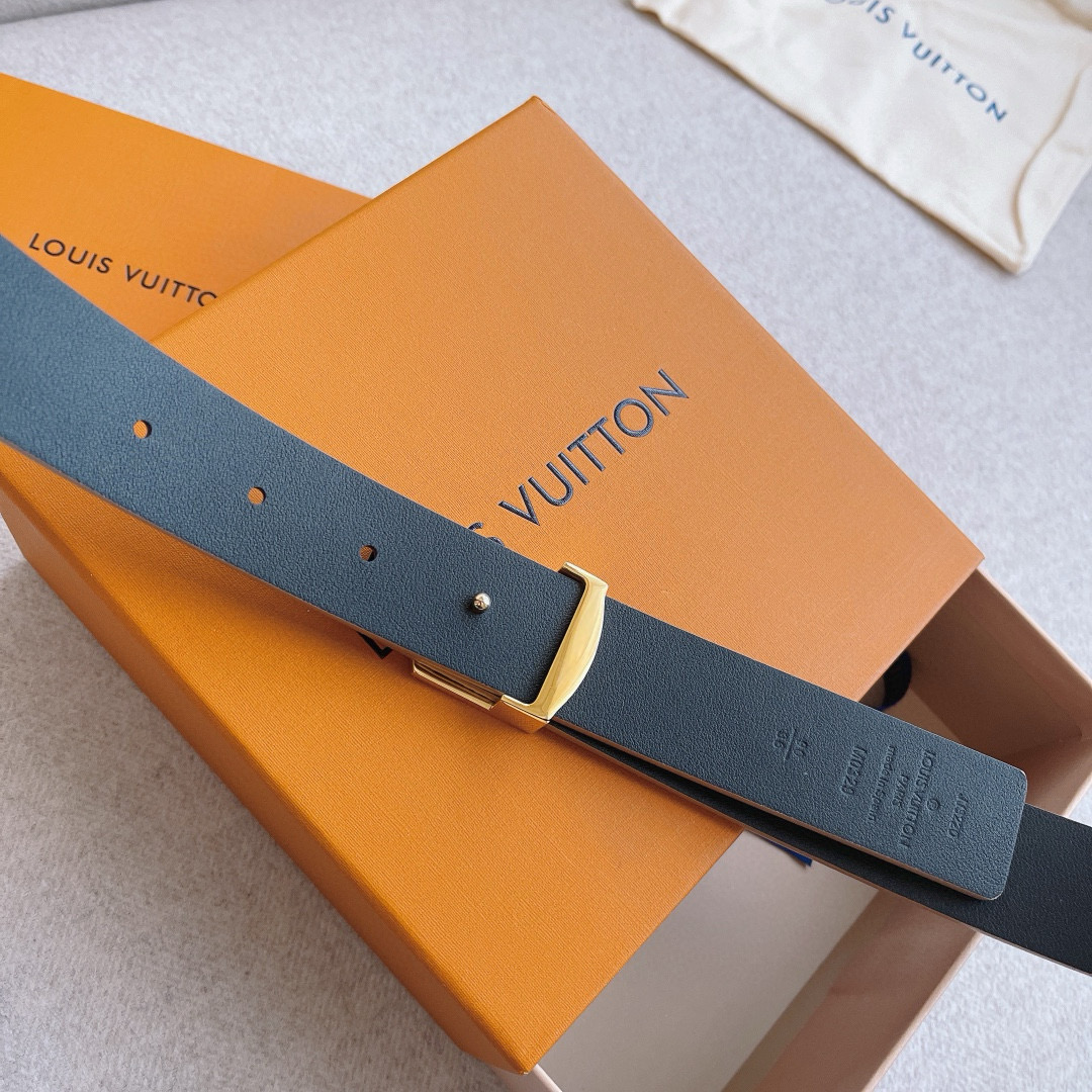 p180 顶级品质🎁配全套包装  LV Iconic 双面腰带焕现新意：经典 Monogram Empreinte 皮革拼接柔软雅致的小牛皮，与皮具系列单品搭配相宜。宽度：30mm