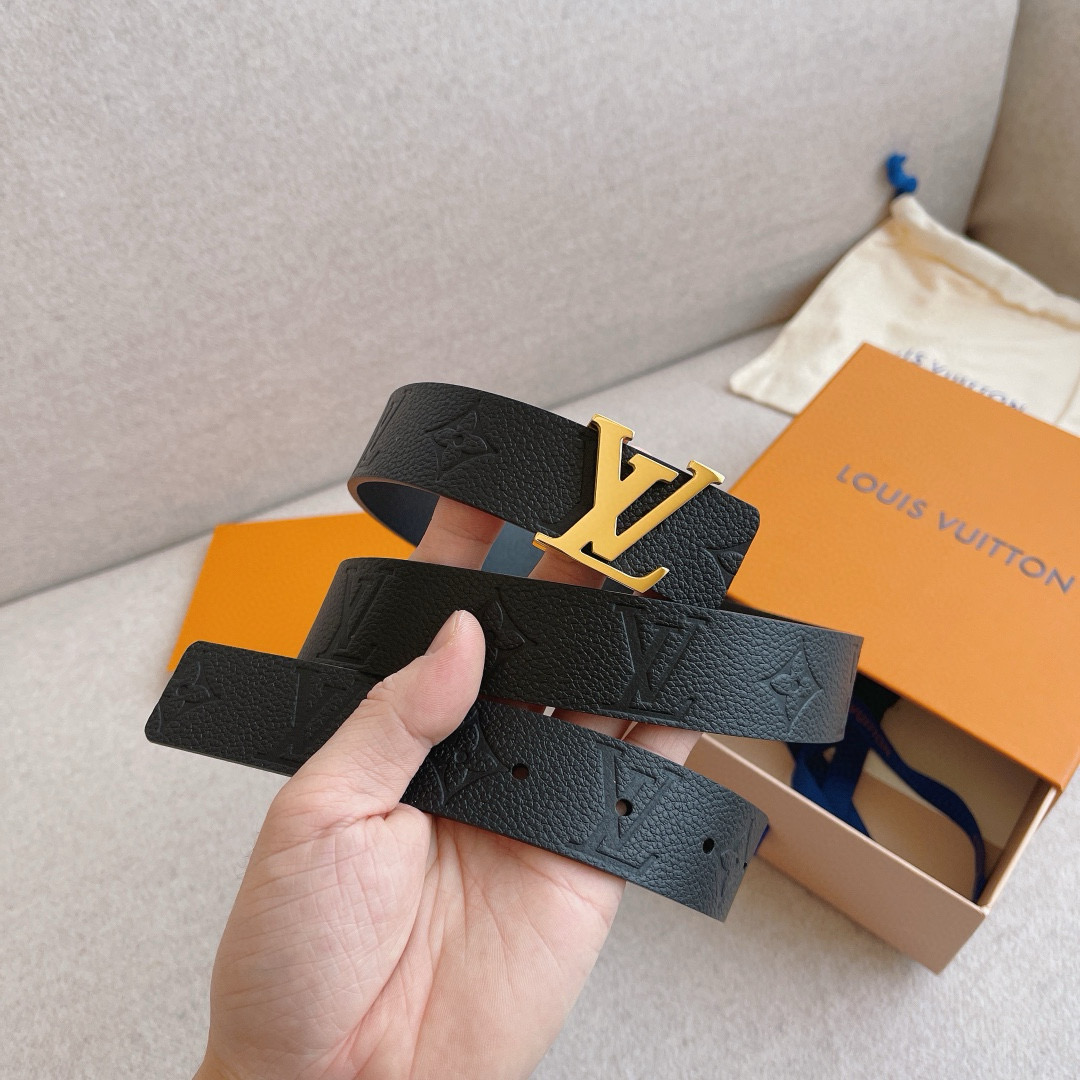 NO:138669,LV Iconic double-sided belt brings new classic Monogram Empreinte leather spliced ​​soft and elegant calfskin, suitable for matching with leather goods series. Width 30mm, belt, louis vuitton, cowhide19860909LV Iconic 双面腰带焕现新意经典 Monogram Empreinte 皮革拼接柔软雅致的小牛皮,与皮具系列单品搭配相宜.宽度30mm,皮带,louis vuitton,cowhide,Belt