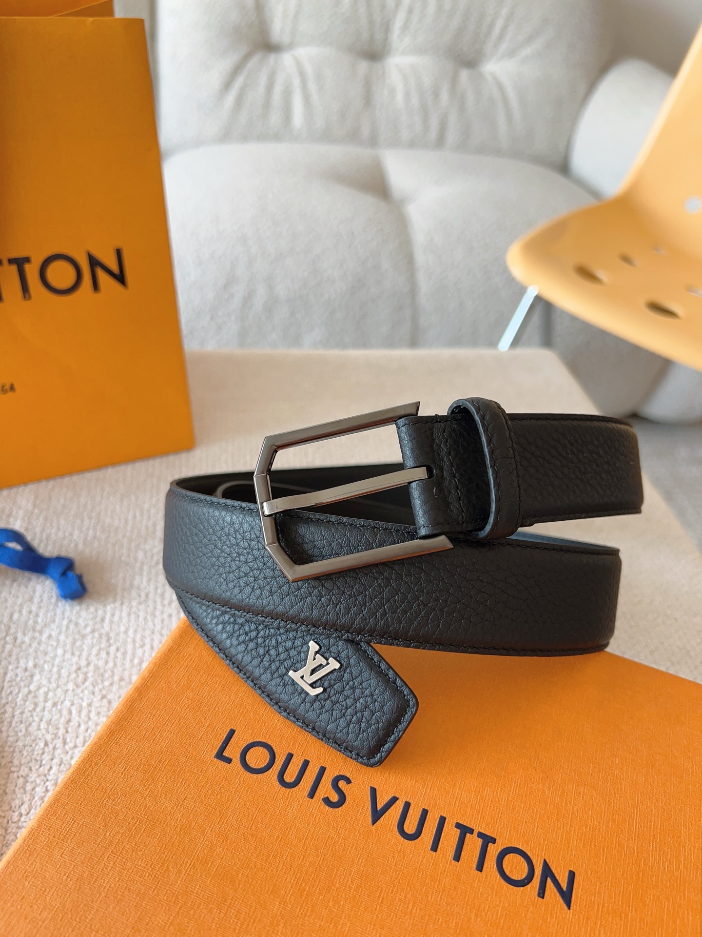 Louis Vuitton 代购级 LV休闲针扣系列 Heritage 腰带选取粒面和光滑皮革 以拉丝金属弧形搭扣彰显优雅格调