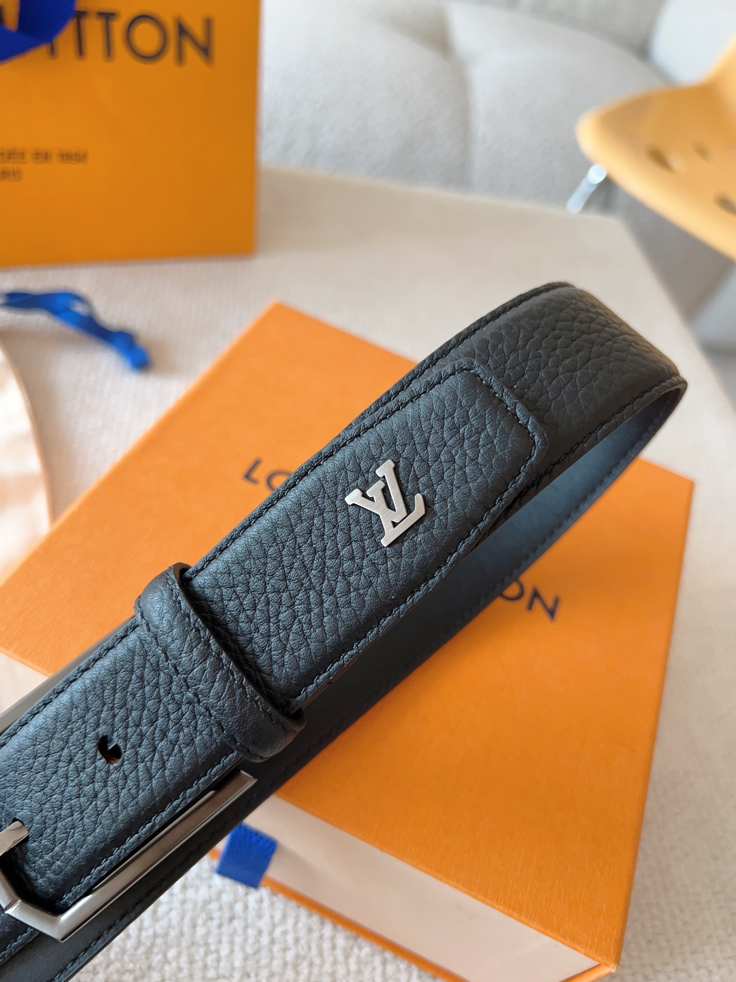 Louis Vuitton 代购级 LV休闲针扣系列 Heritage 腰带选取粒面和光滑皮革 以拉丝金属弧形搭扣彰显优雅格调