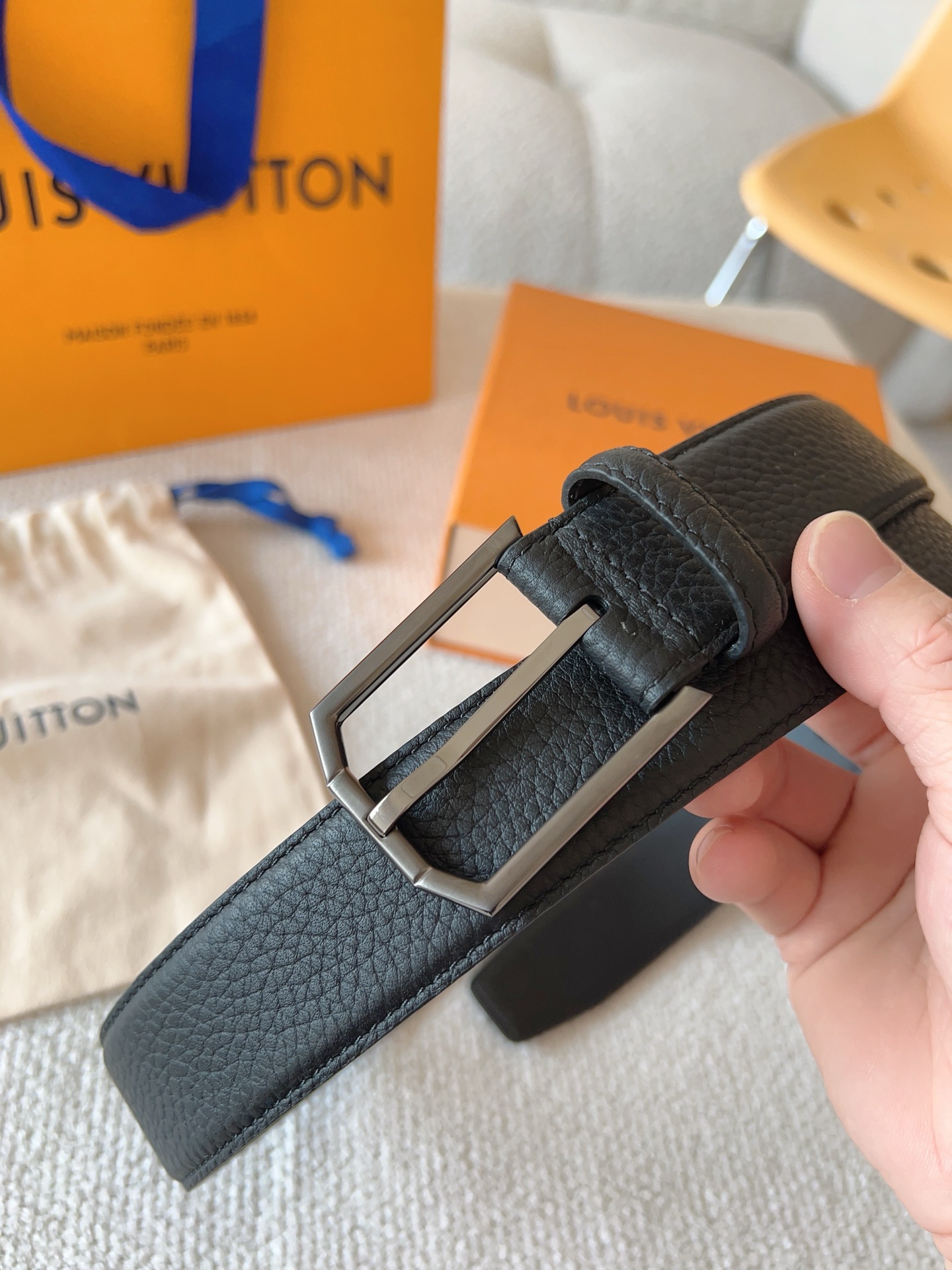 Louis Vuitton 代购级 LV休闲针扣系列 Heritage 腰带选取粒面和光滑皮革 以拉丝金属弧形搭扣彰显优雅格调