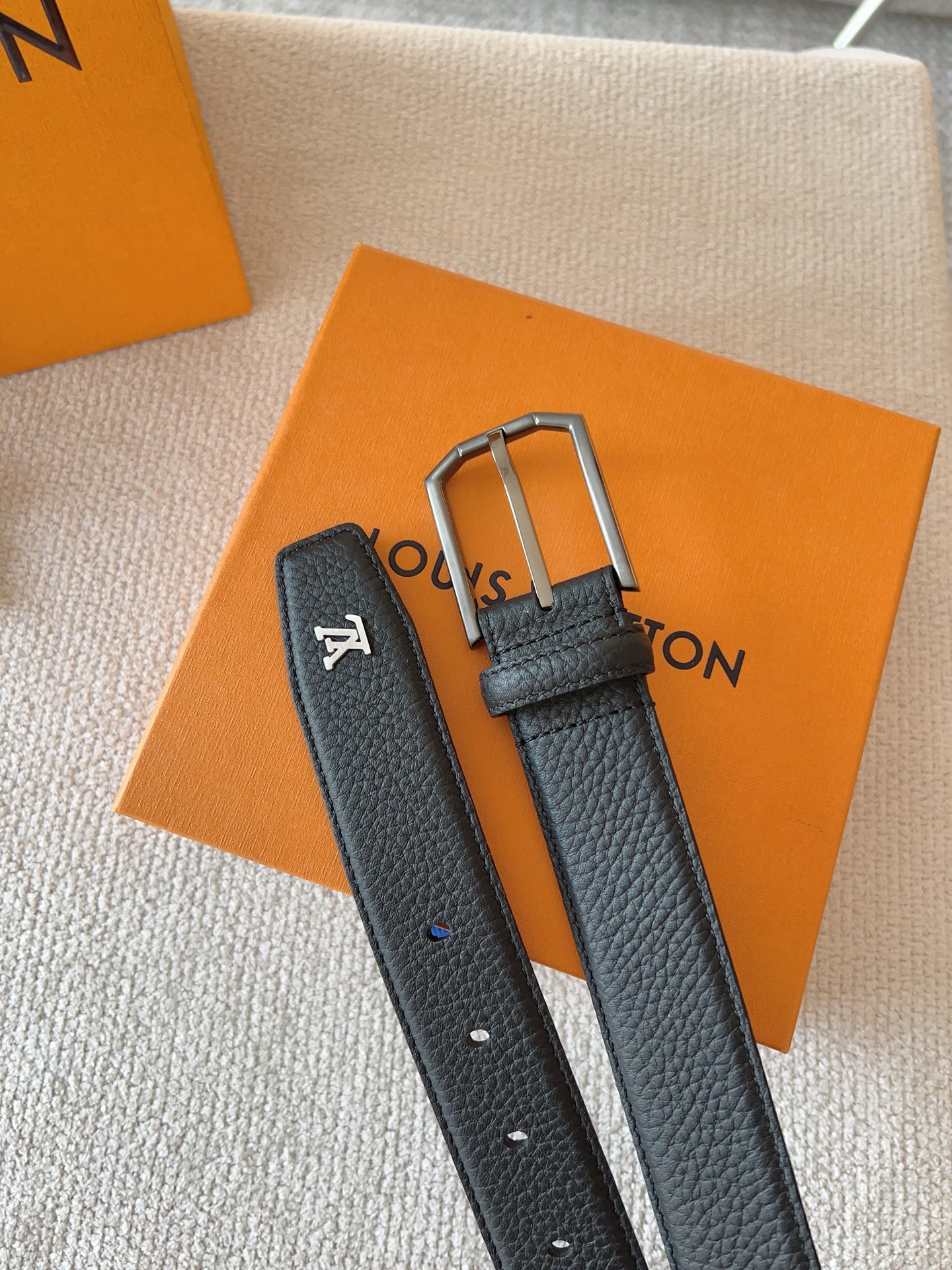 Louis Vuitton 代购级 LV休闲针扣系列 Heritage 腰带选取粒面和光滑皮革 以拉丝金属弧形搭扣彰显优雅格调