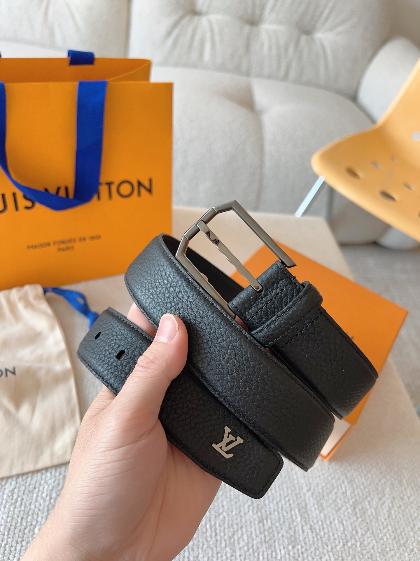 Louis Vuitton 代购级 LV休闲针扣系列 Heritage 腰带选取粒面和光滑皮革 以拉丝金属弧形搭扣彰显优雅格调
