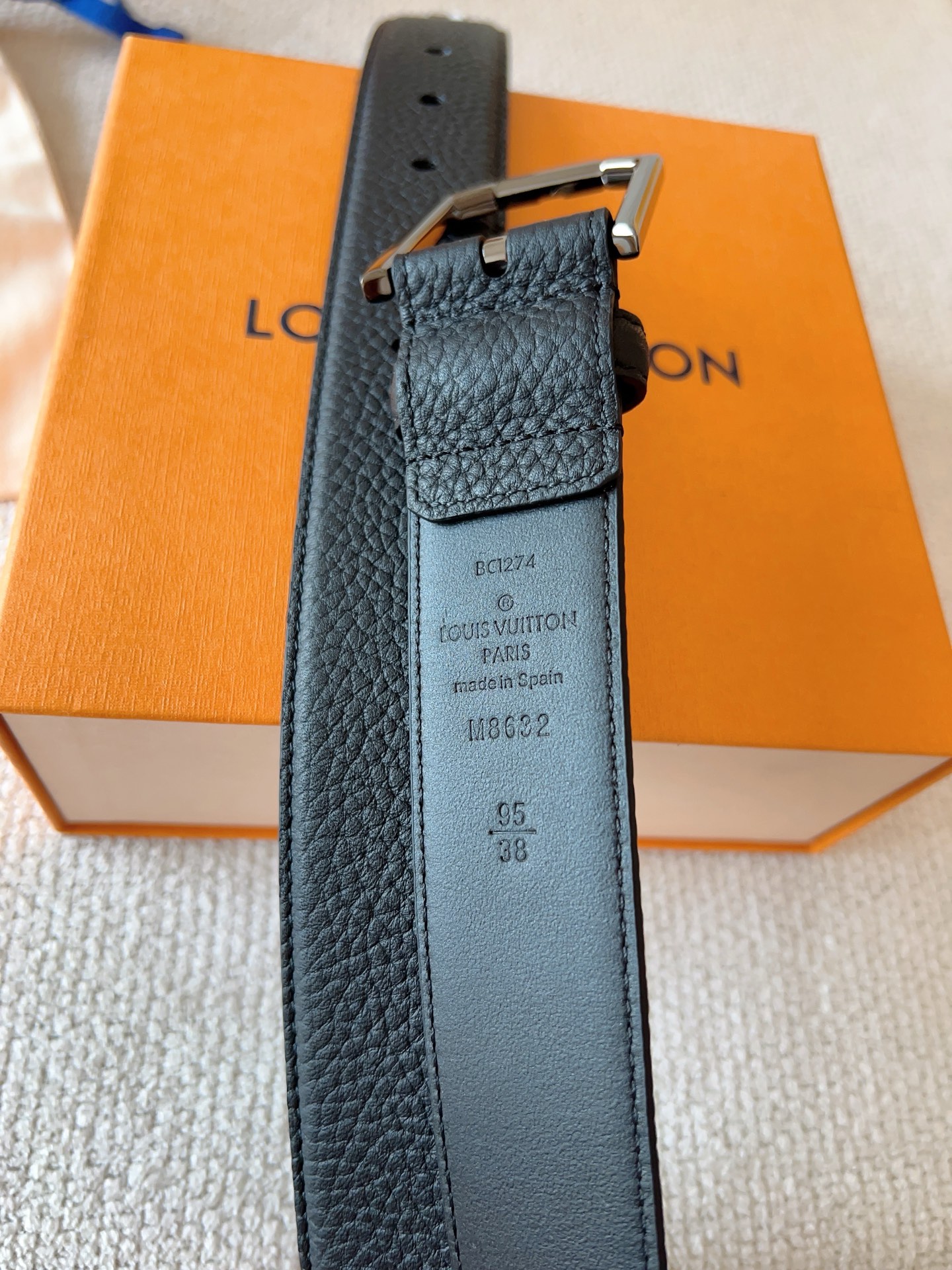 Louis Vuitton 代购级 LV休闲针扣系列 Heritage 腰带选取粒面和光滑皮革 以拉丝金属弧形搭扣彰显优雅格调