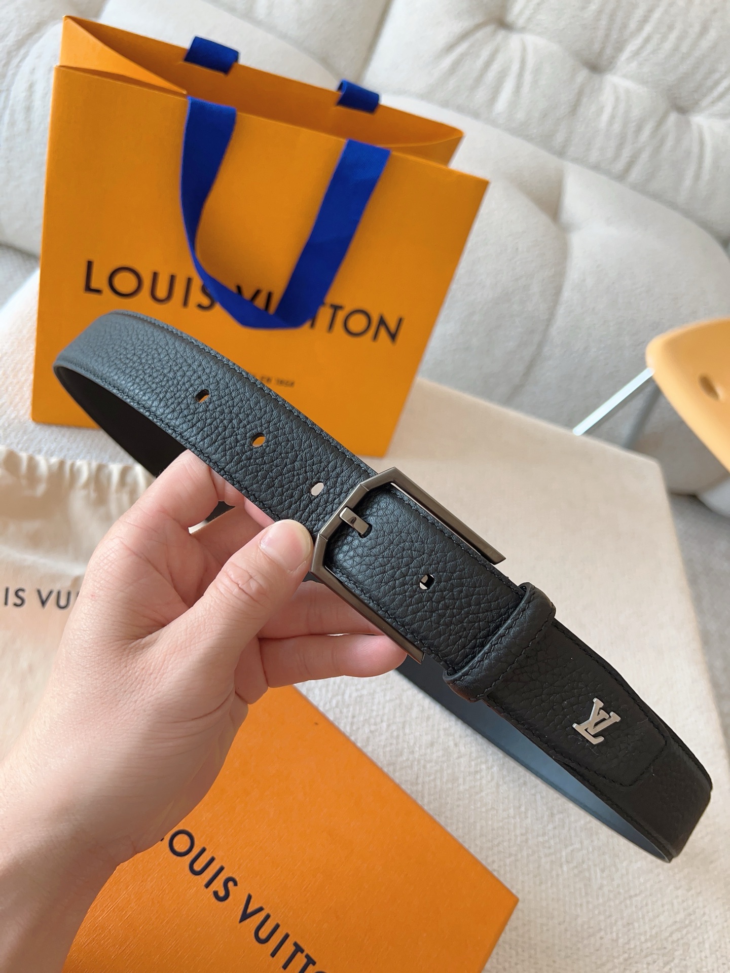 Louis Vuitton 代购级 LV休闲针扣系列 Heritage 腰带选取粒面和光滑皮革 以拉丝金属弧形搭扣彰显优雅格调