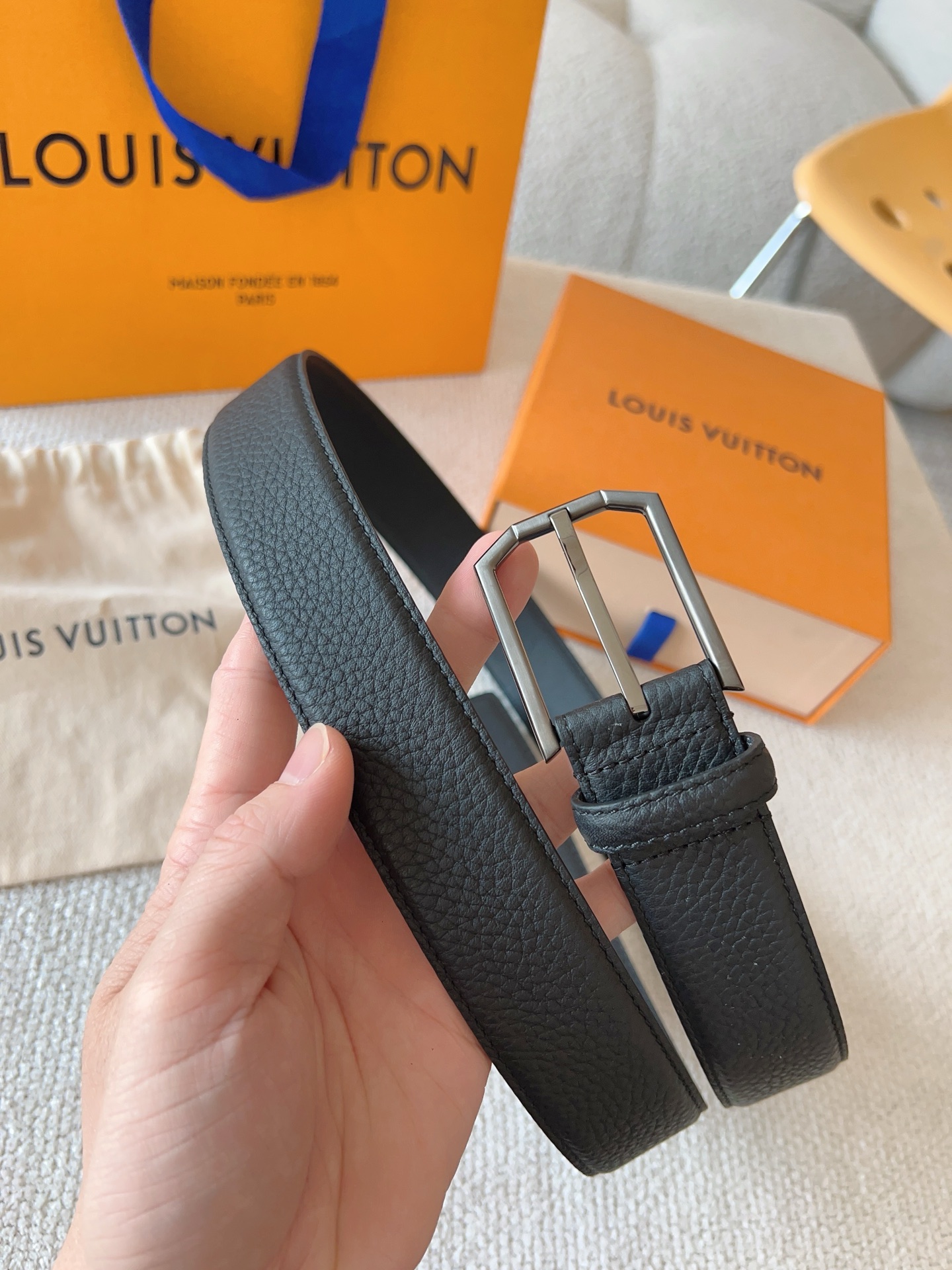 Louis Vuitton 代购级 LV休闲针扣系列 Heritage 腰带选取粒面和光滑皮革 以拉丝金属弧形搭扣彰显优雅格调