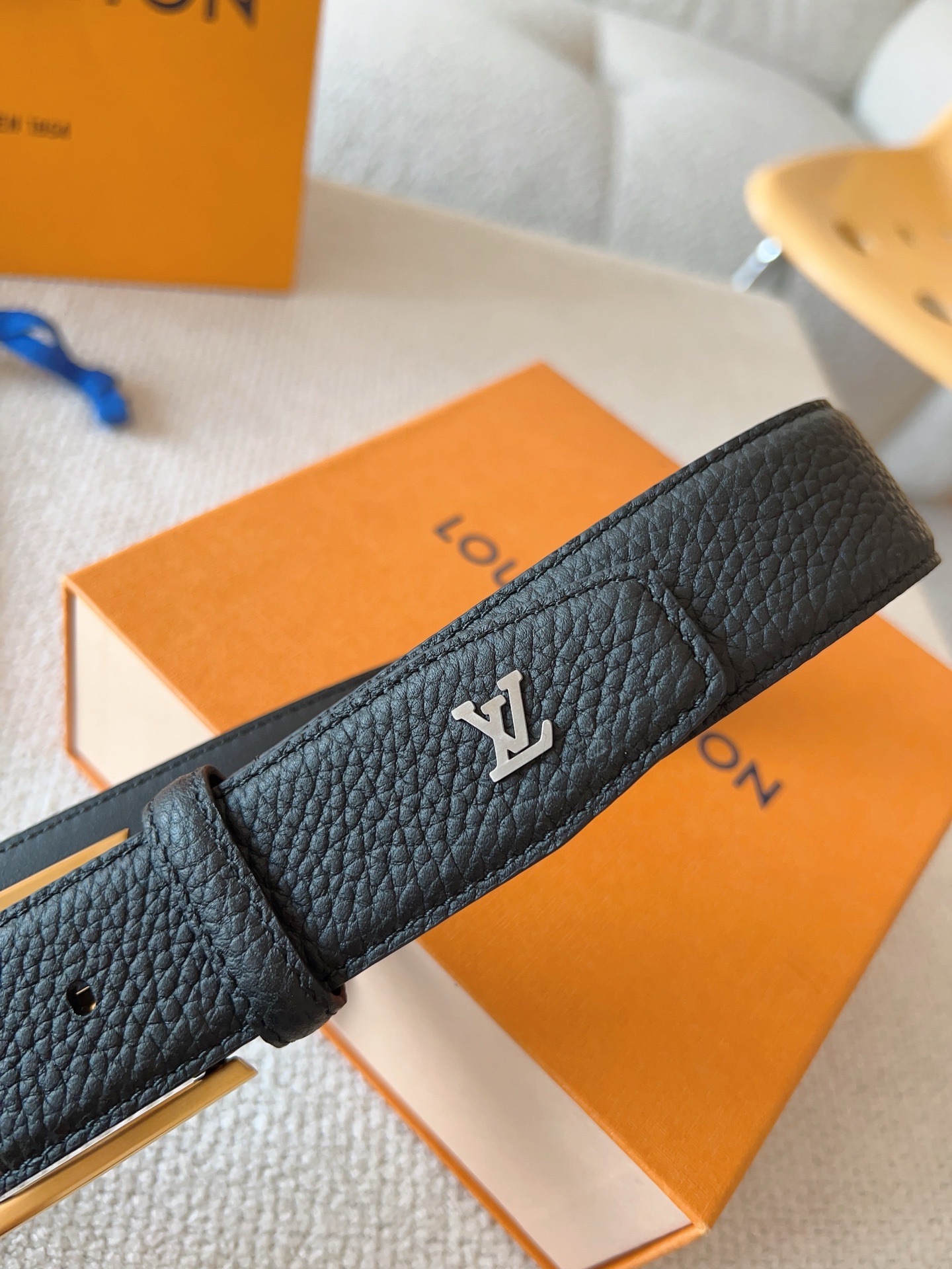 Louis Vuitton 代购级 LV休闲针扣系列 Heritage 腰带选取粒面和光滑皮革 以拉丝金属弧形搭扣彰显优雅格调