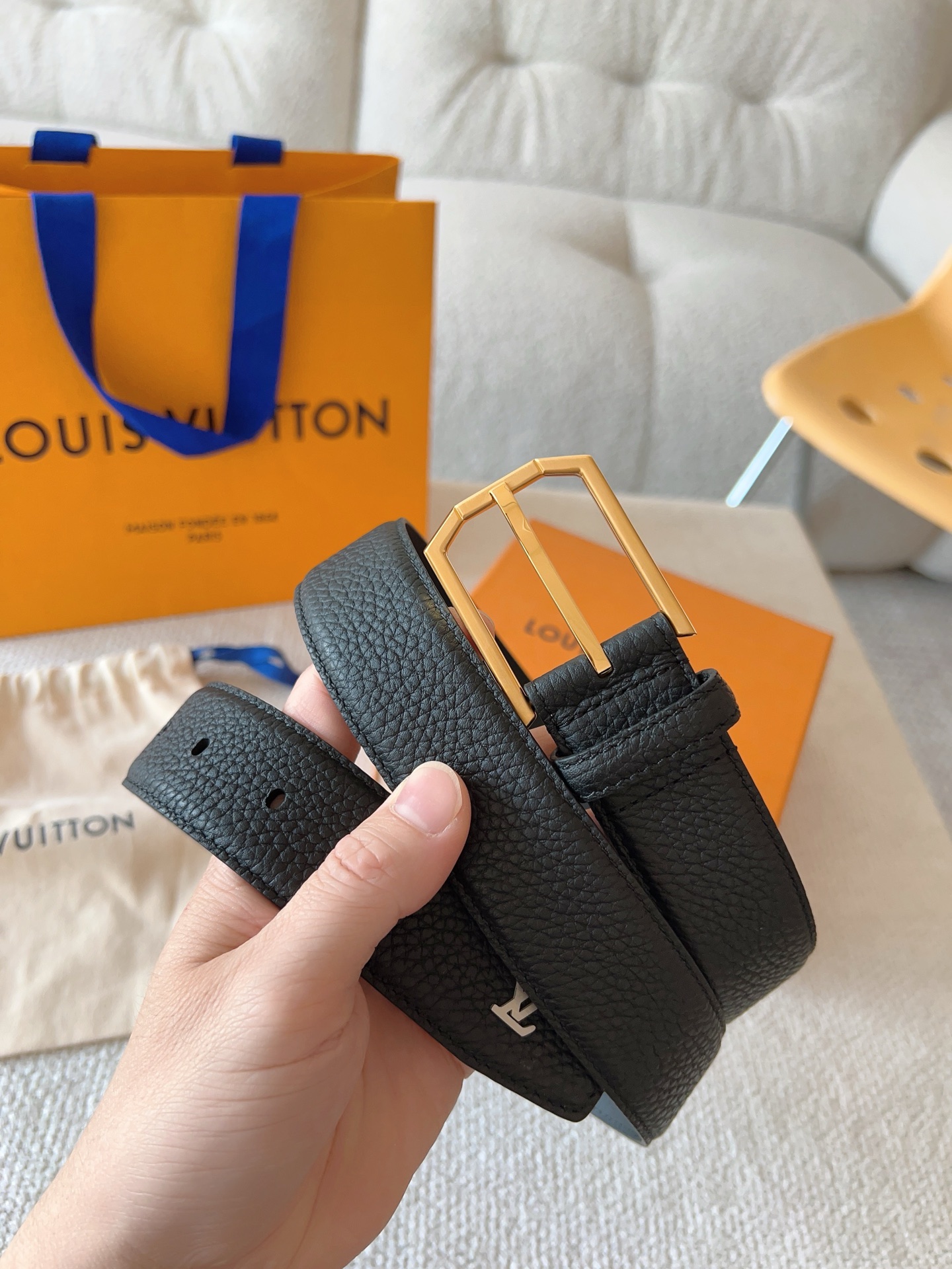 Louis Vuitton 代购级 LV休闲针扣系列 Heritage 腰带选取粒面和光滑皮革 以拉丝金属弧形搭扣彰显优雅格调