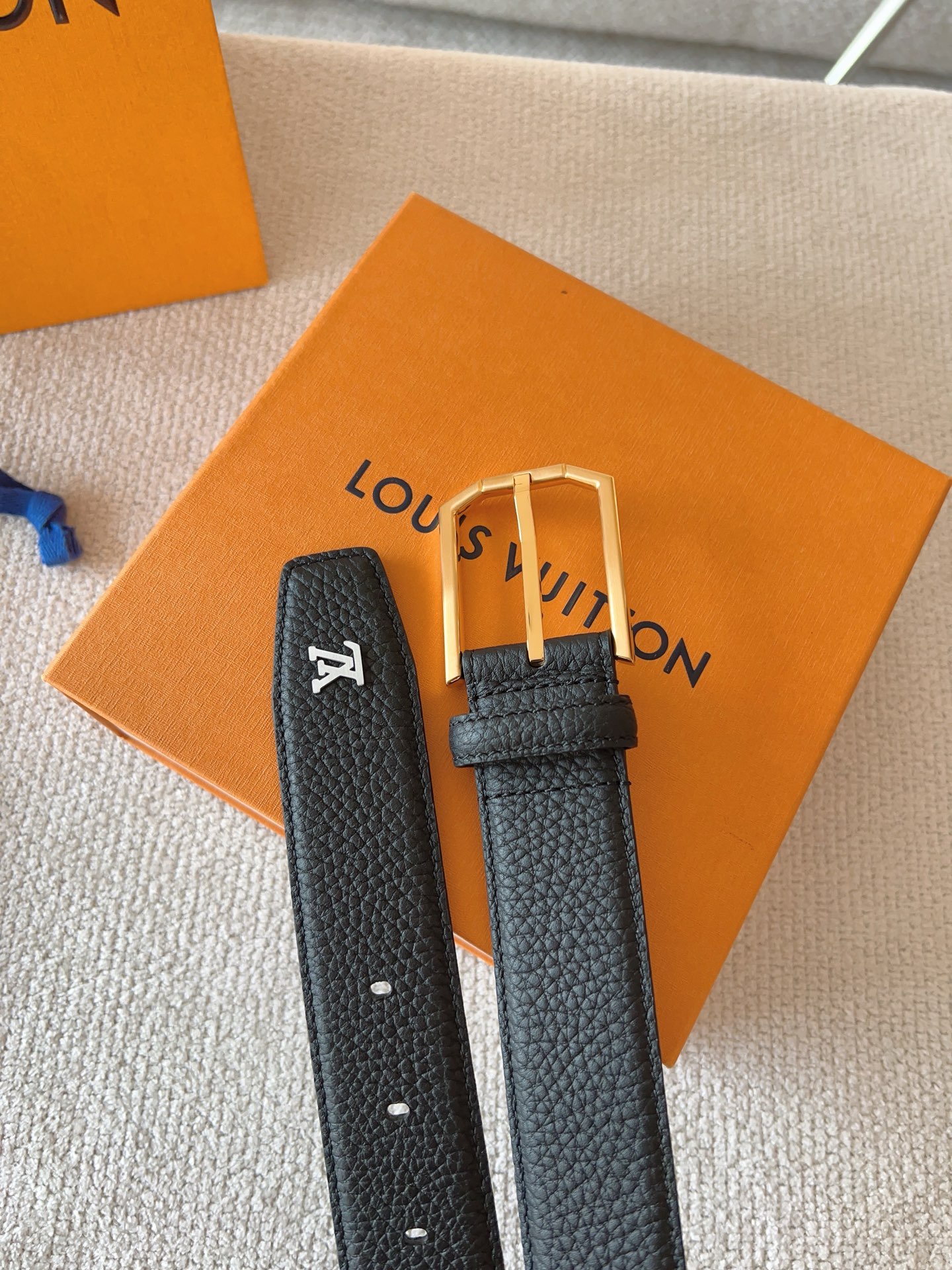 Louis Vuitton 代购级 LV休闲针扣系列 Heritage 腰带选取粒面和光滑皮革 以拉丝金属弧形搭扣彰显优雅格调