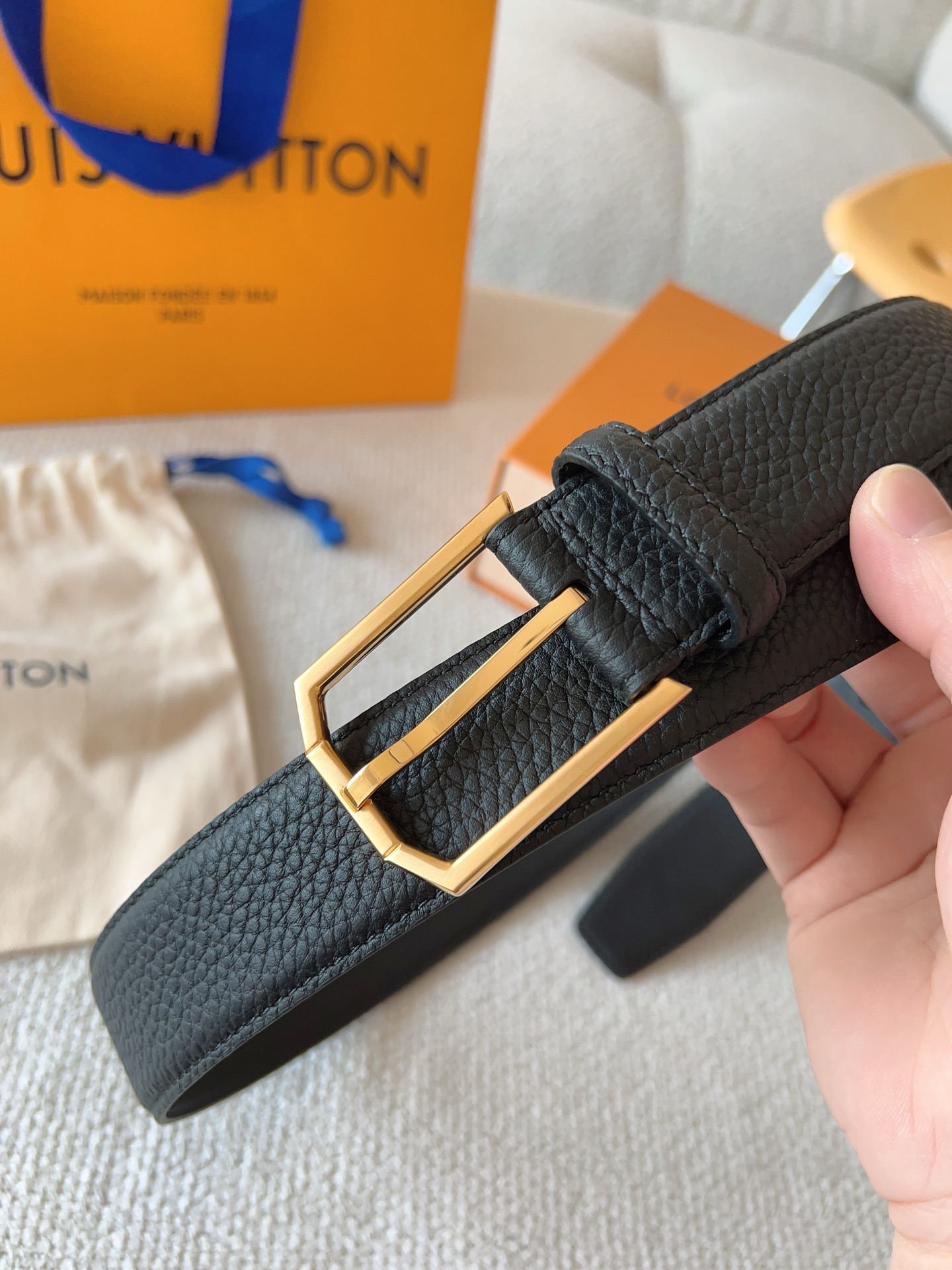 Louis Vuitton 代购级 LV休闲针扣系列 Heritage 腰带选取粒面和光滑皮革 以拉丝金属弧形搭扣彰显优雅格调