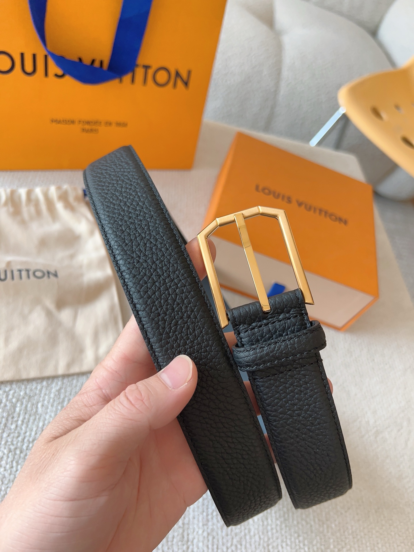 Louis Vuitton 代购级 LV休闲针扣系列 Heritage 腰带选取粒面和光滑皮革 以拉丝金属弧形搭扣彰显优雅格调