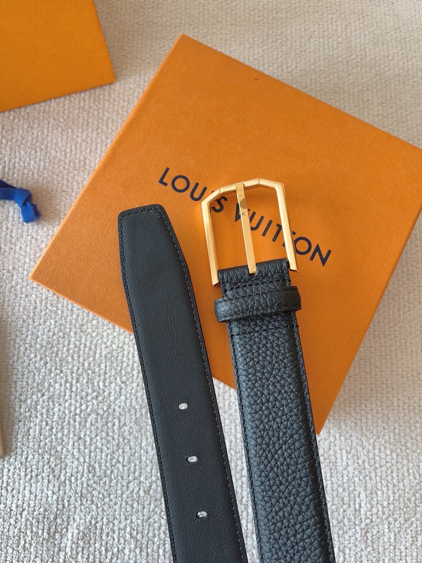Louis Vuitton 代购级 LV休闲针扣系列 Heritage 腰带选取粒面和光滑皮革 以拉丝金属弧形搭扣彰显优雅格调