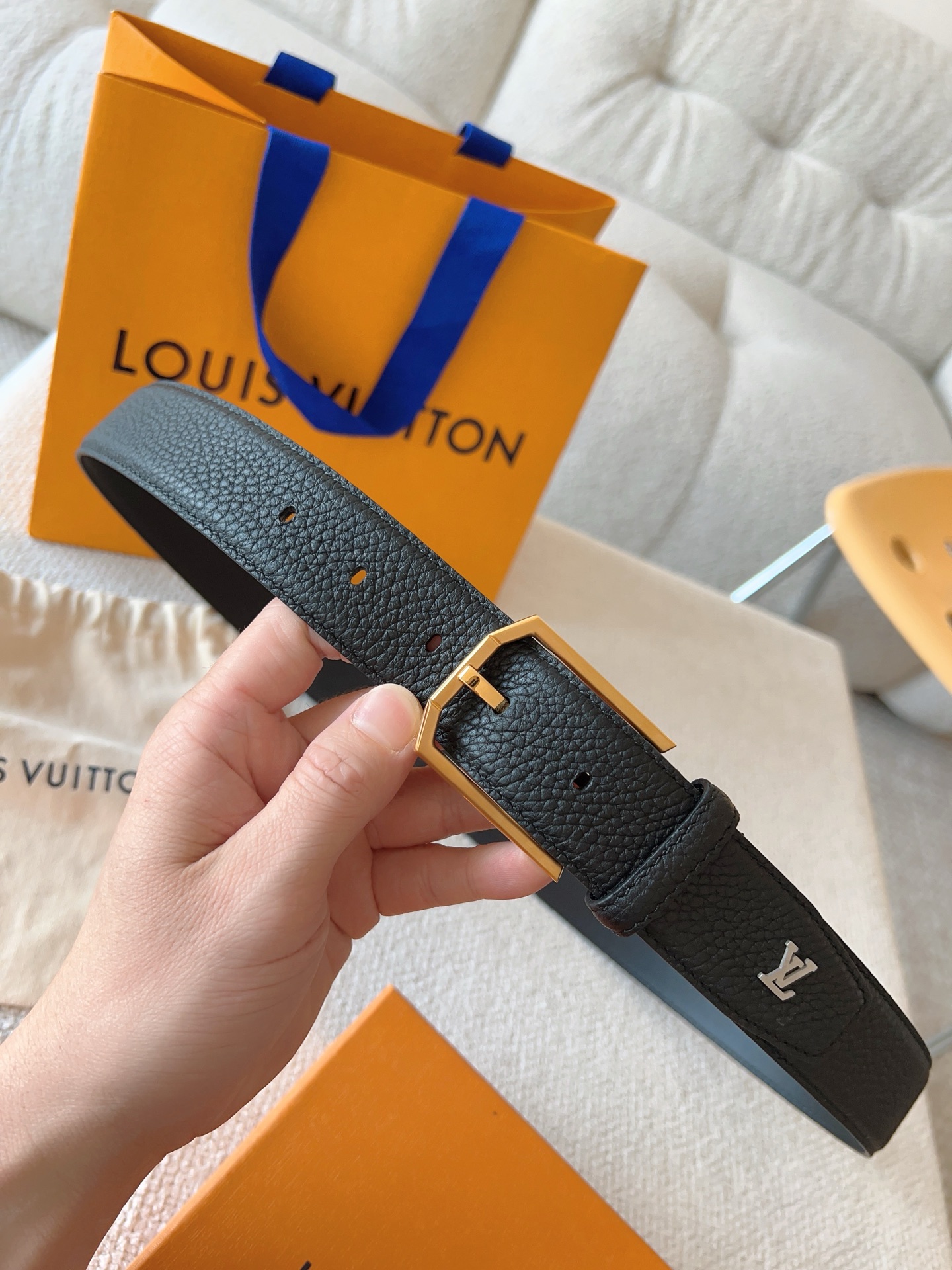 Louis Vuitton 代购级 LV休闲针扣系列 Heritage 腰带选取粒面和光滑皮革 以拉丝金属弧形搭扣彰显优雅格调