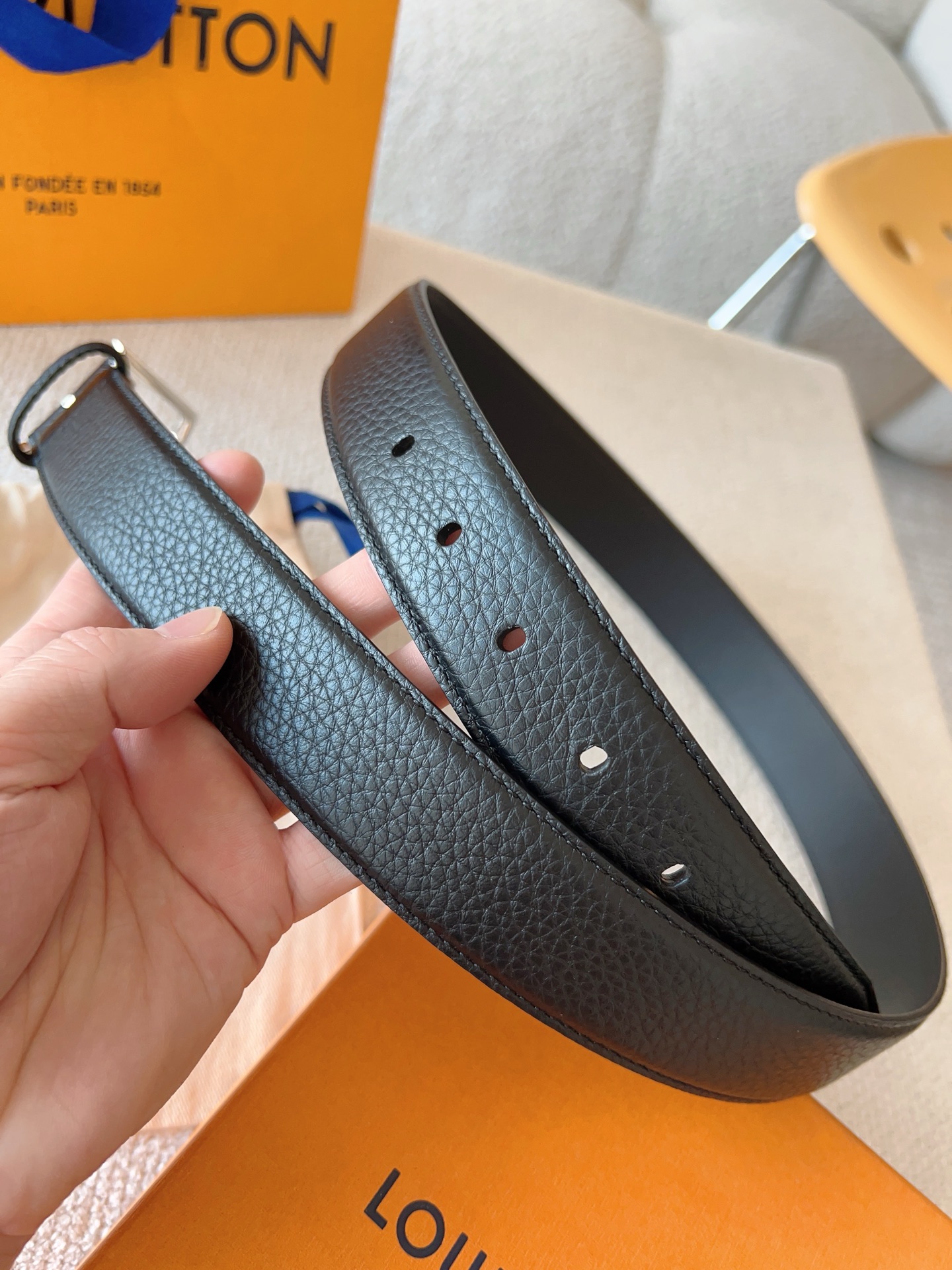 Louis Vuitton 代购级 LV休闲针扣系列 Heritage 腰带选取粒面和光滑皮革 以拉丝金属弧形搭扣彰显优雅格调