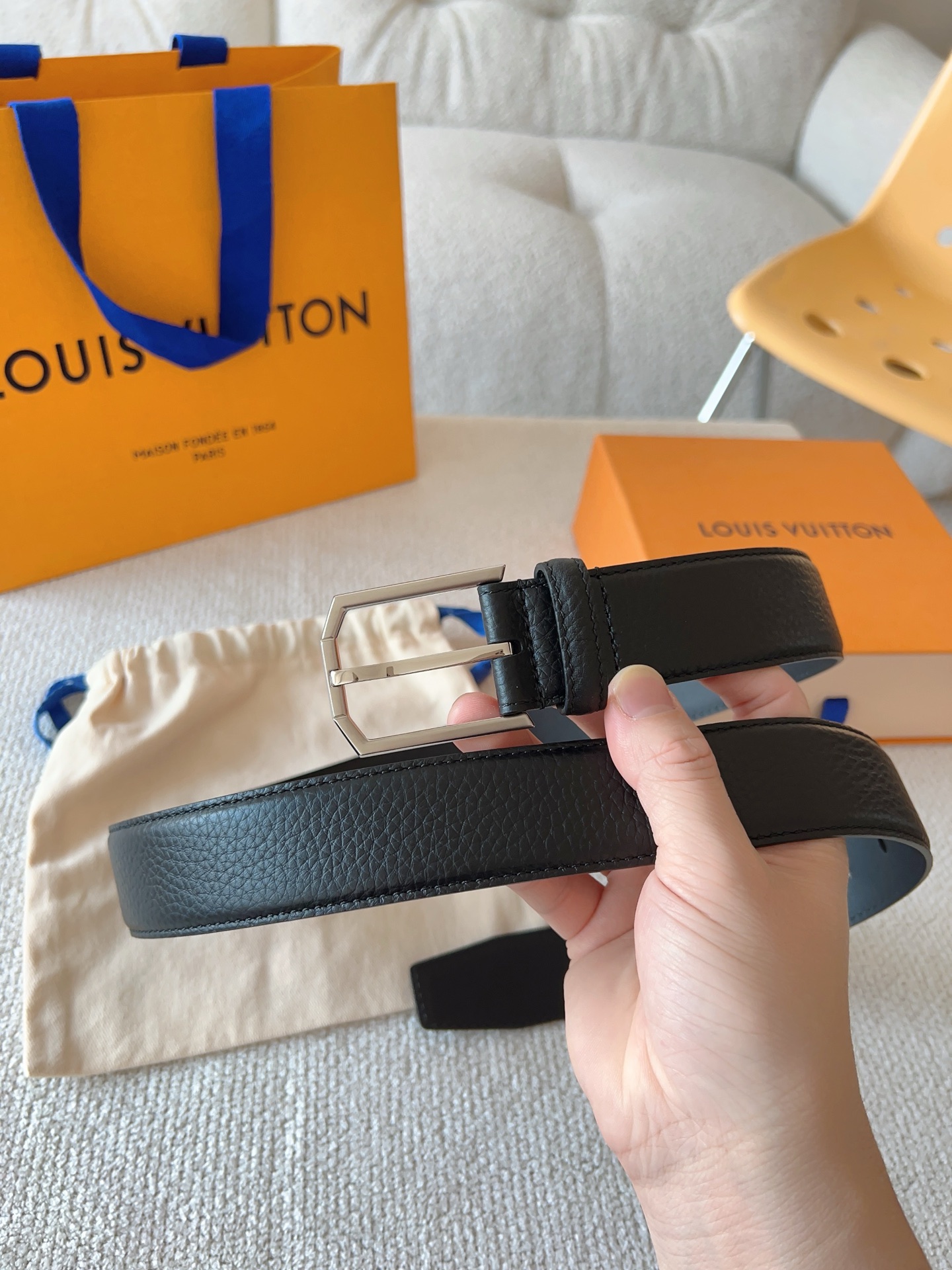 Louis Vuitton 代购级 LV休闲针扣系列 Heritage 腰带选取粒面和光滑皮革 以拉丝金属弧形搭扣彰显优雅格调